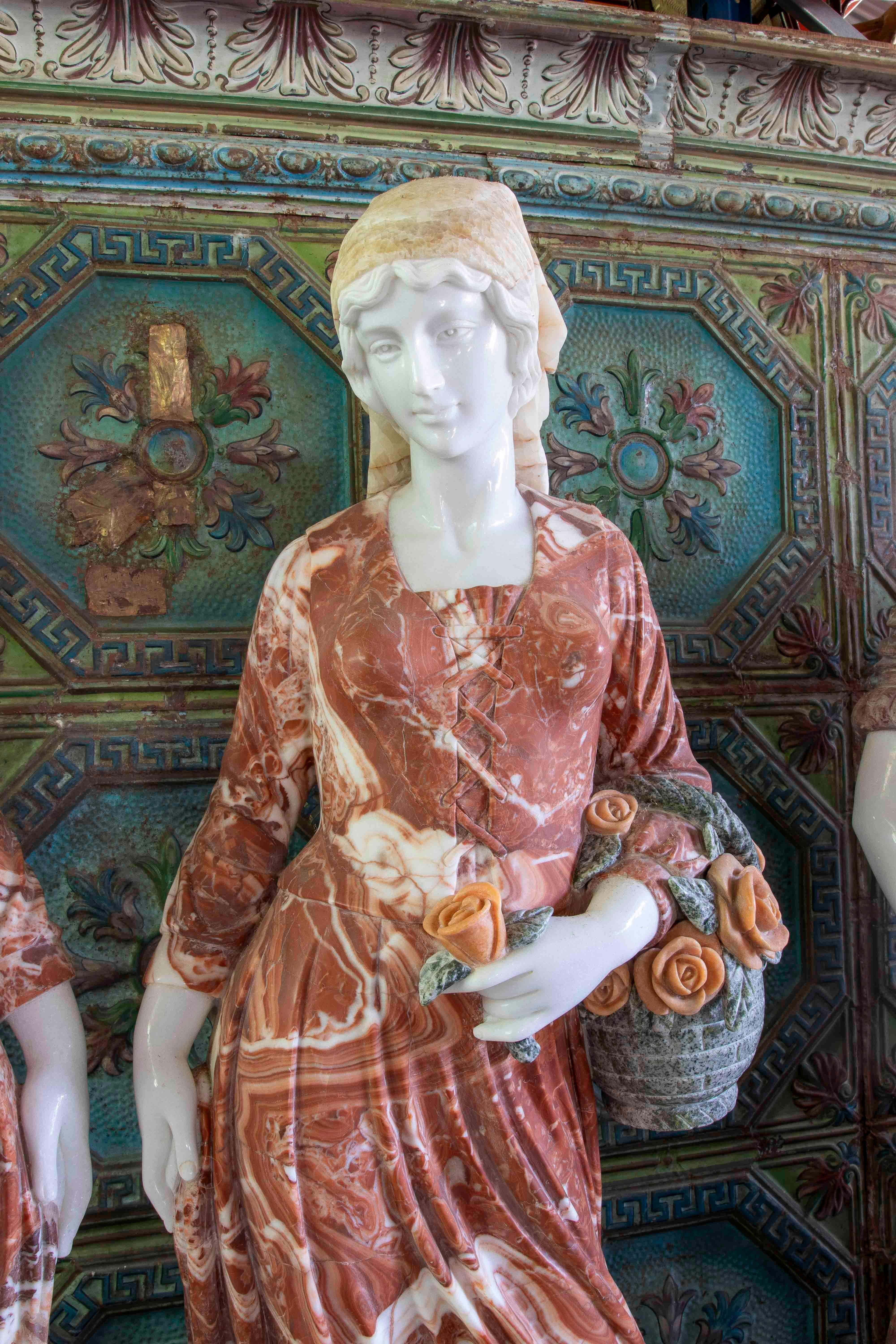 Paire de sculptures allégoriques en marbre sculptées à la main avec socle Bon état - En vente à Marbella, ES