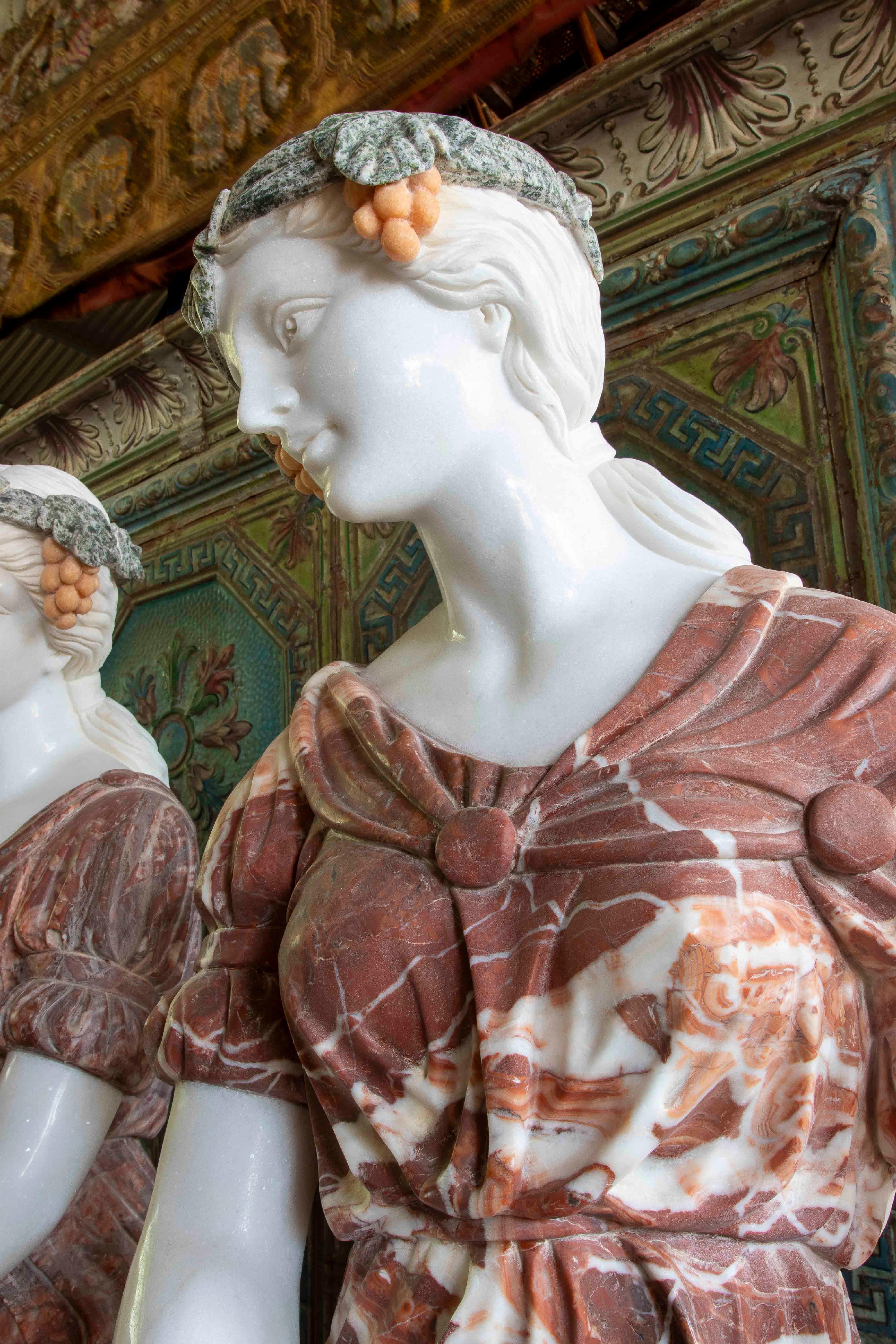 Paire de sculptures allégoriques en marbre sculptées à la main avec socle Bon état - En vente à Marbella, ES