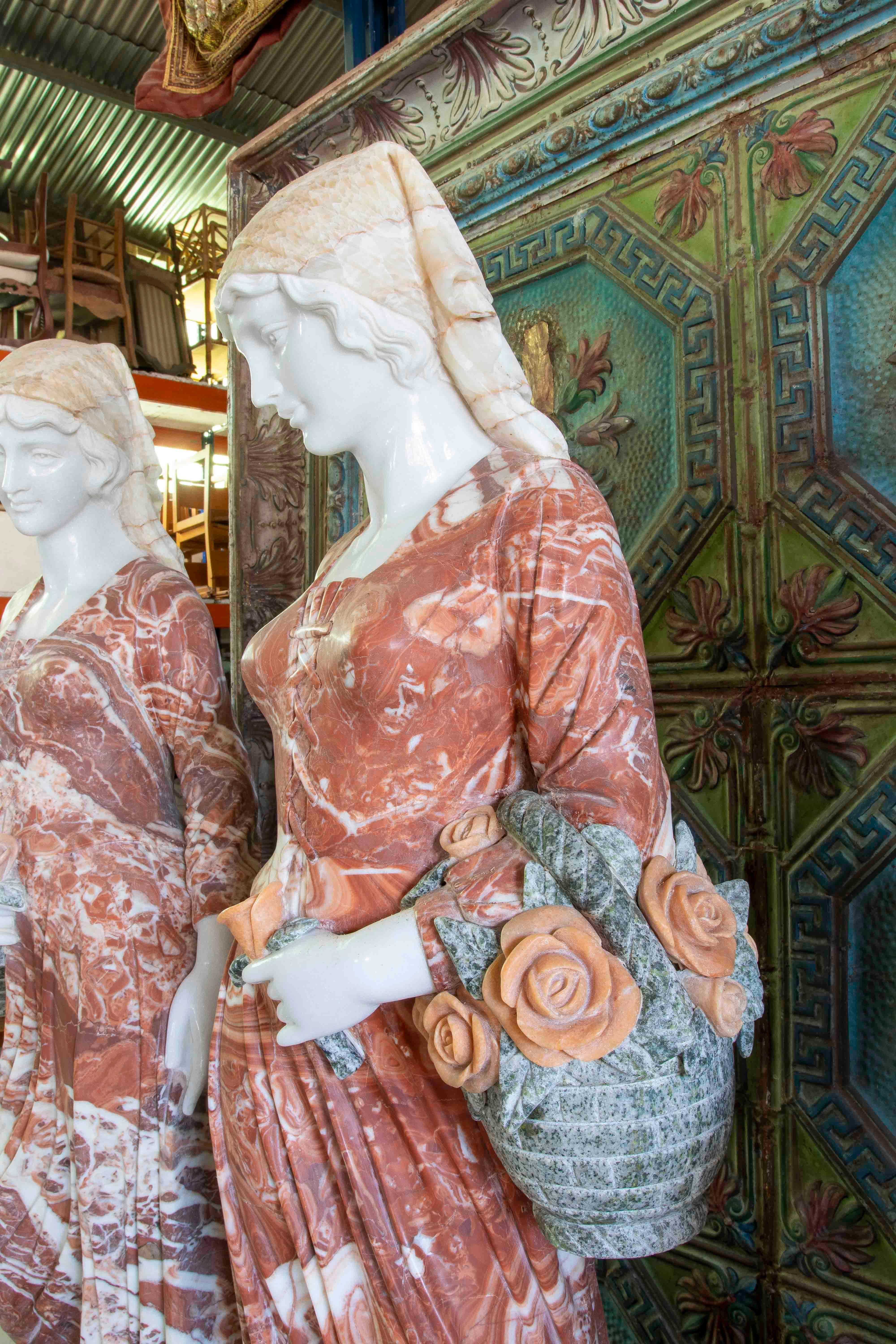 20ième siècle Paire de sculptures allégoriques en marbre sculptées à la main avec socle en vente