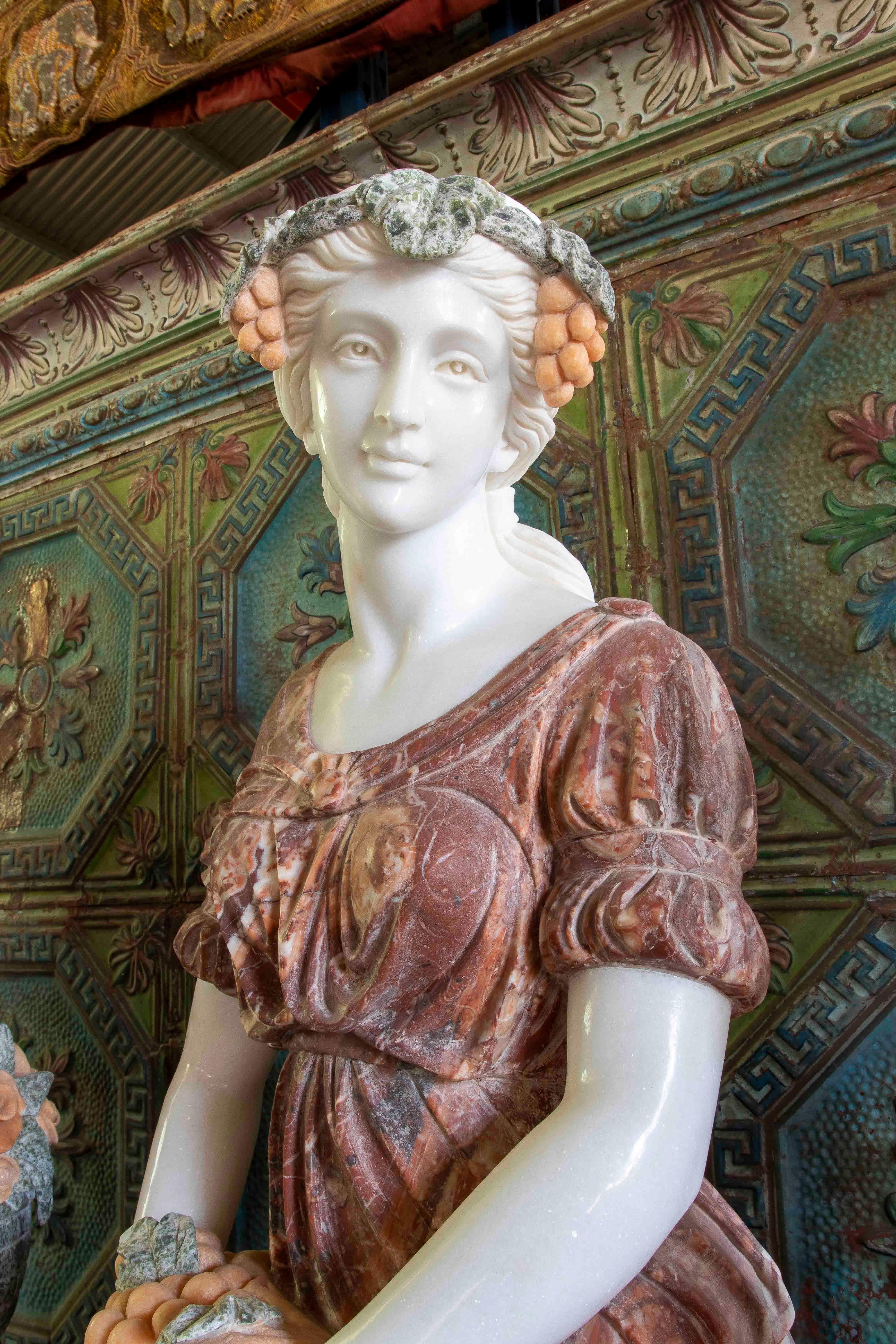 20ième siècle Paire de sculptures allégoriques en marbre sculptées à la main avec socle en vente