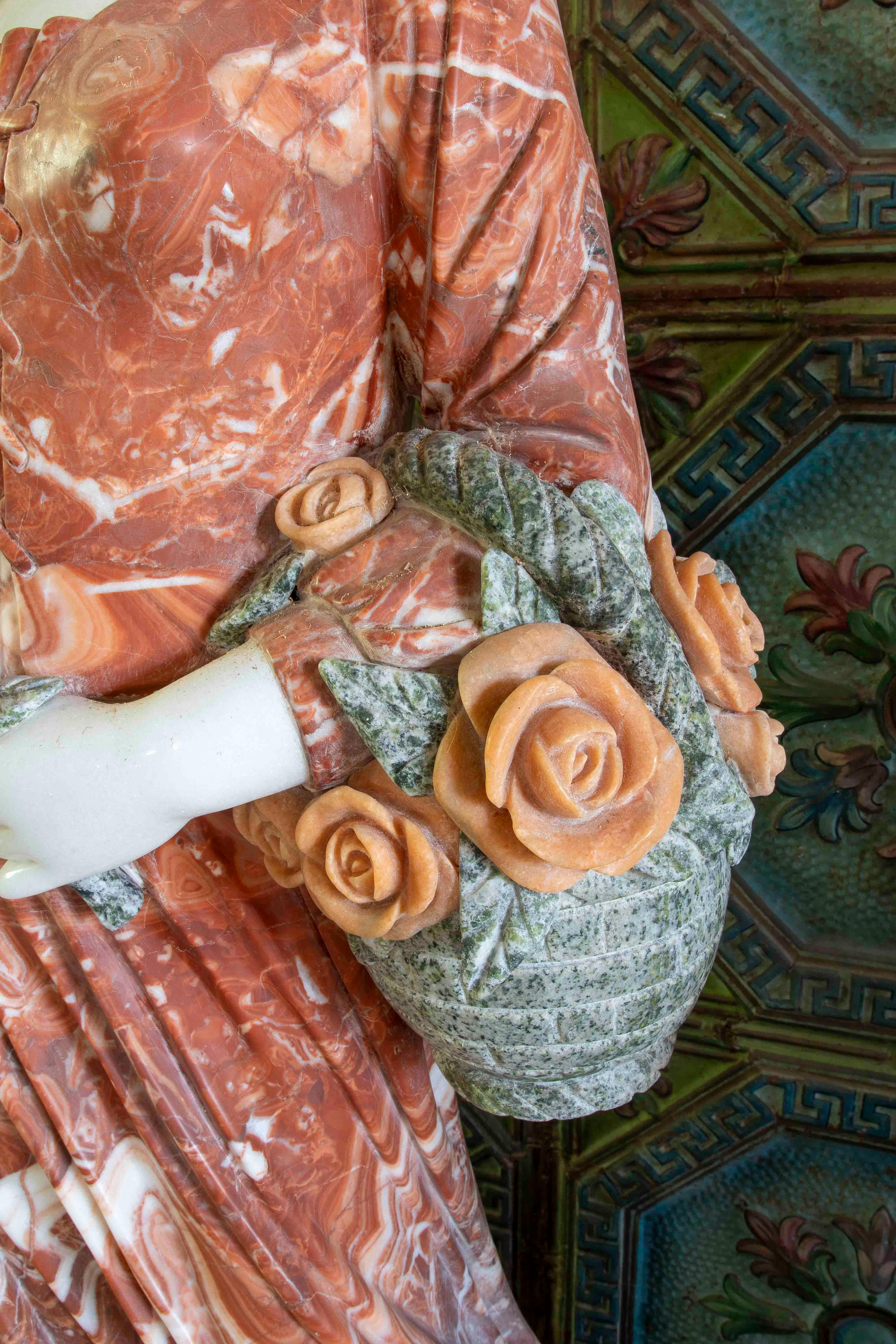 Marbre Paire de sculptures allégoriques en marbre sculptées à la main avec socle en vente