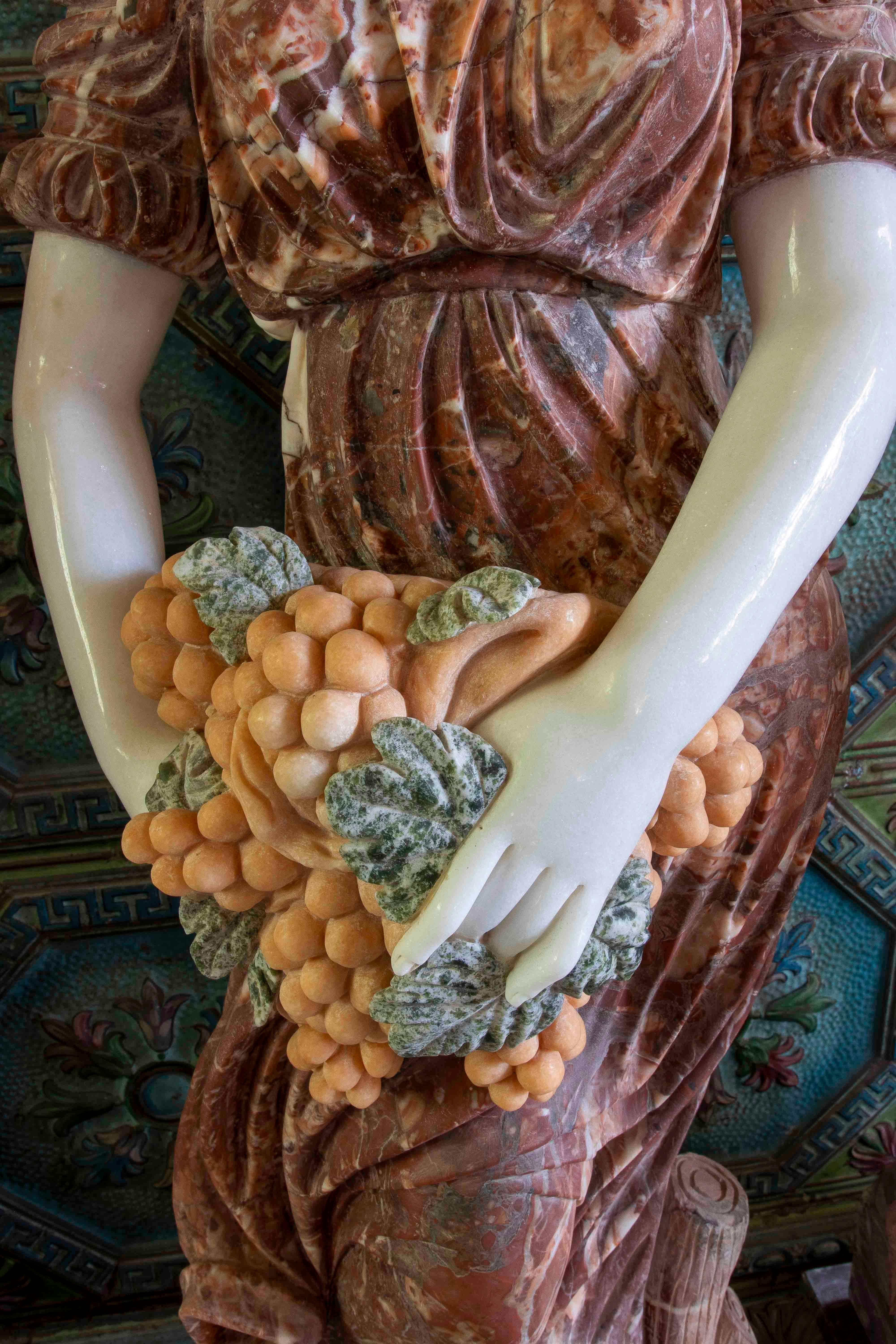 Marbre Paire de sculptures allégoriques en marbre sculptées à la main avec socle en vente