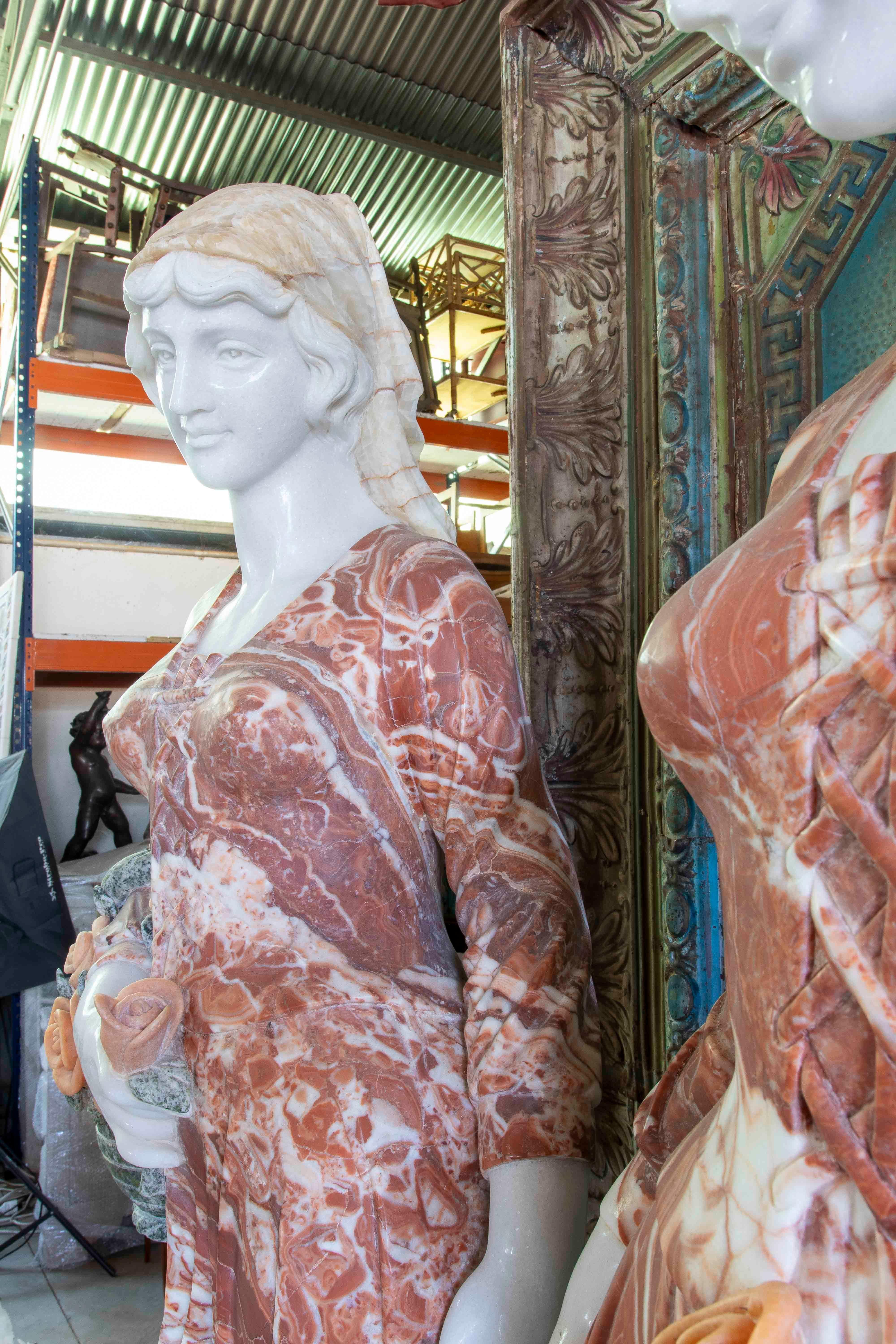 Paire de sculptures allégoriques en marbre sculptées à la main avec socle en vente 1