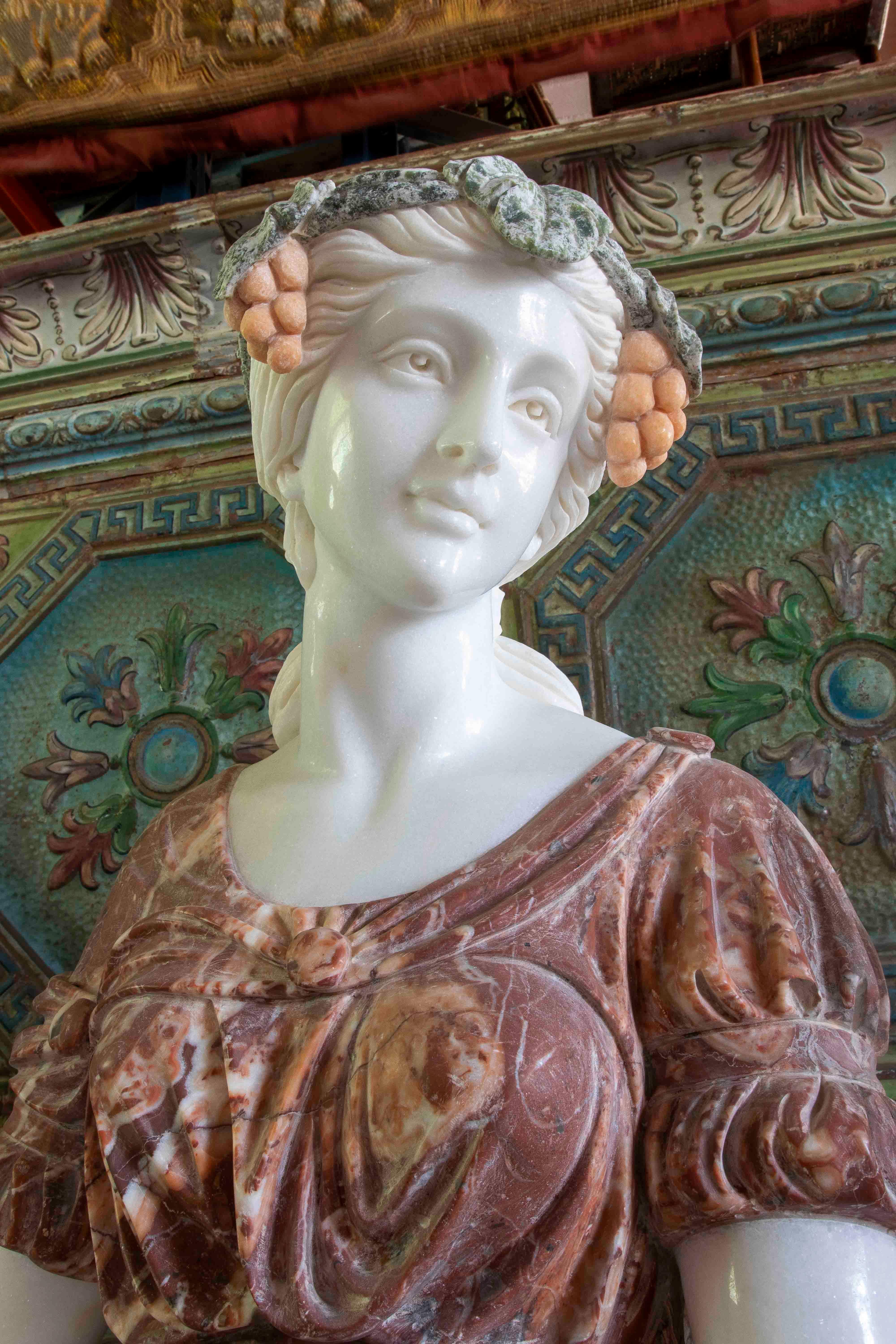Paire de sculptures allégoriques en marbre sculptées à la main avec socle en vente 2
