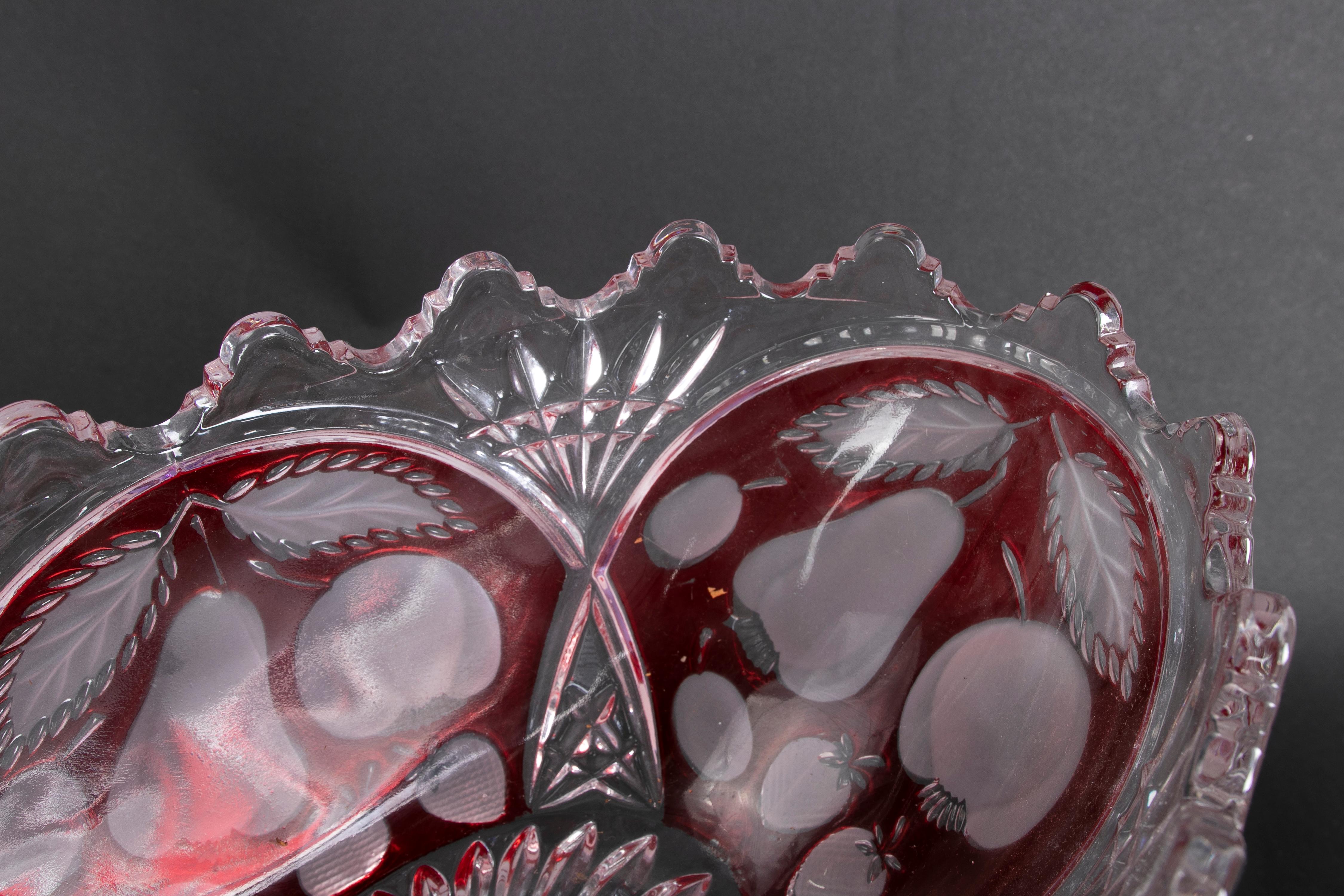 Handgeschnitztes Paar ovaler Kristallvasen mit roter Dekoration, Paar im Angebot 5