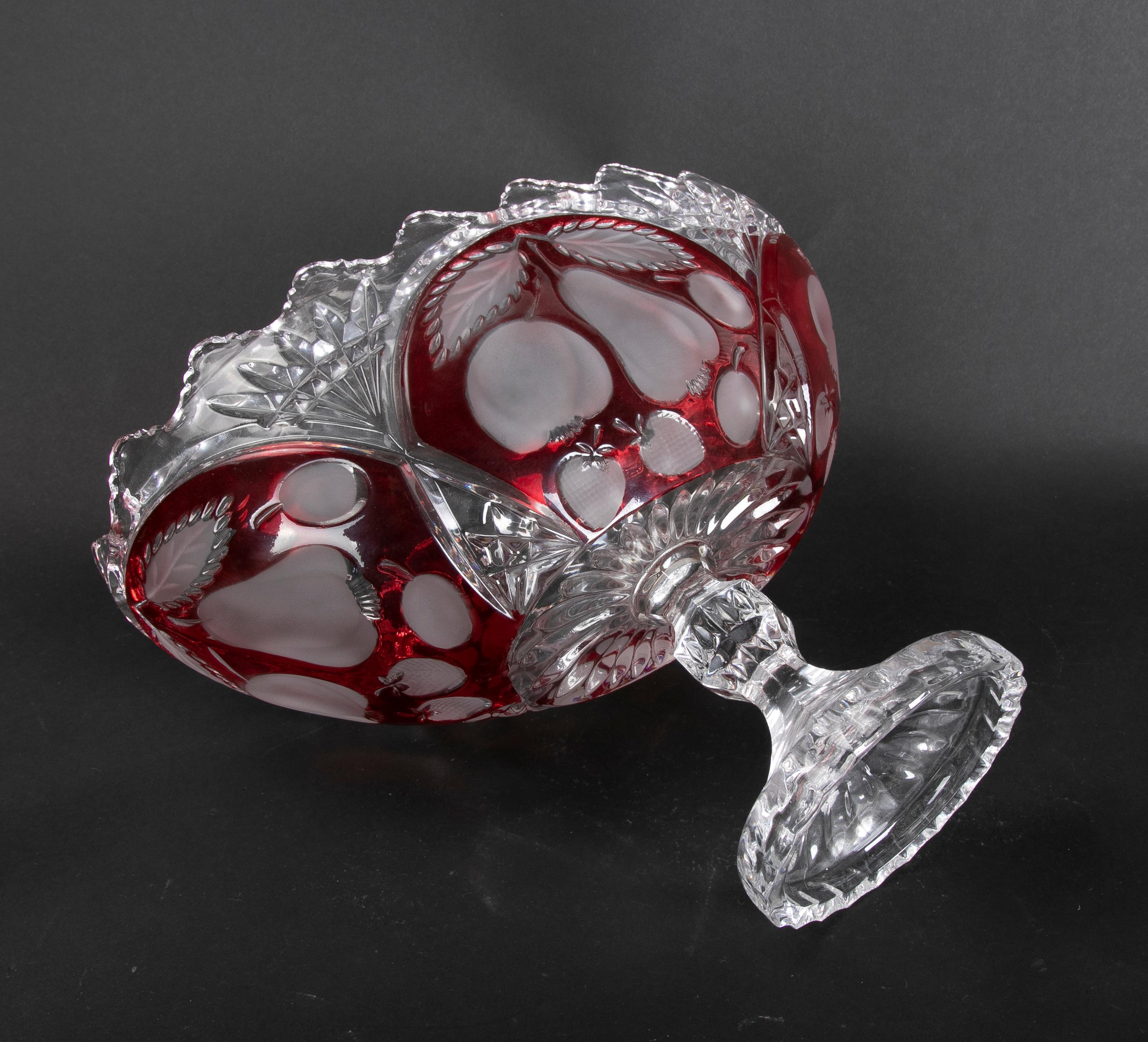Handgeschnitztes Paar ovaler Kristallvasen mit roter Dekoration, Paar im Angebot 8