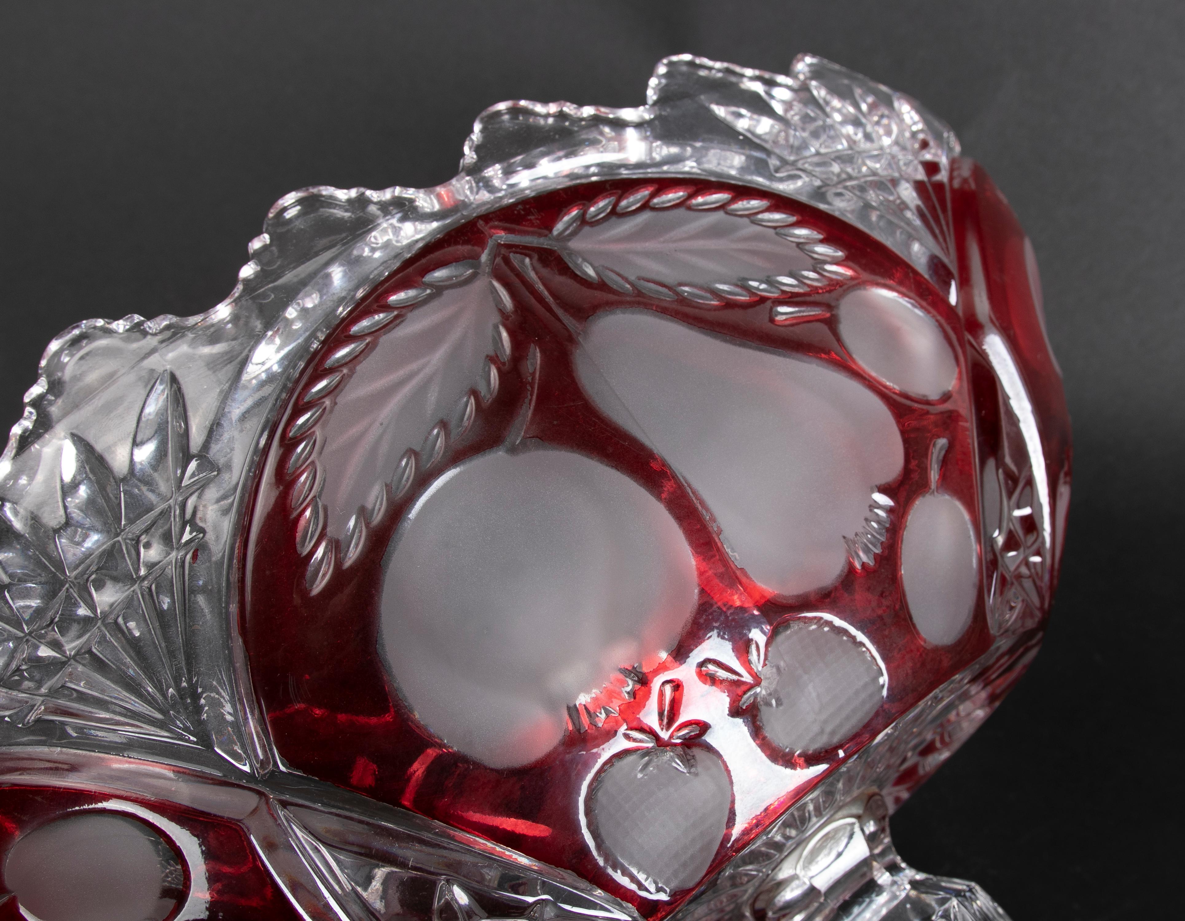 Handgeschnitztes Paar ovaler Kristallvasen mit roter Dekoration, Paar im Angebot 9