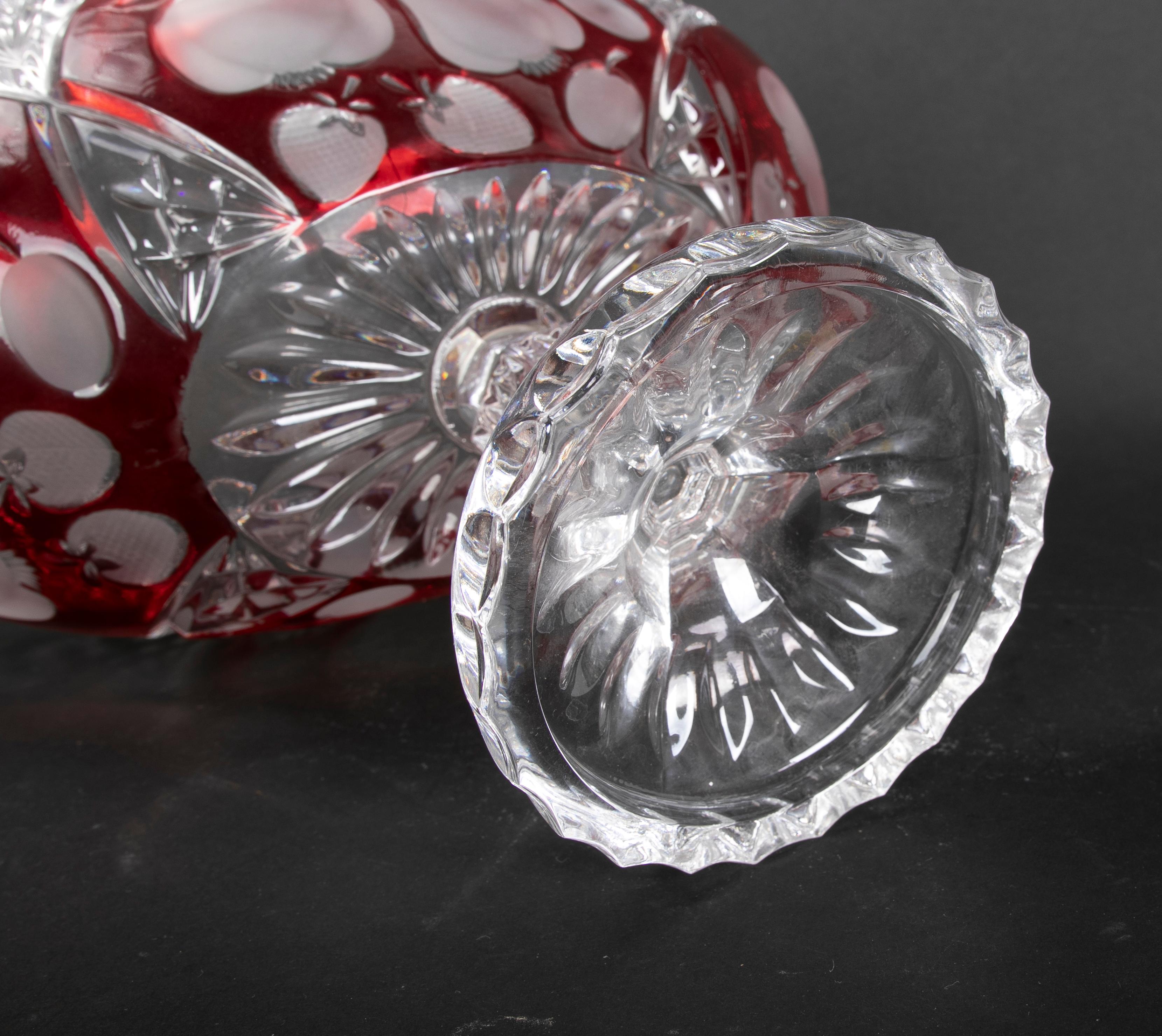 Handgeschnitztes Paar ovaler Kristallvasen mit roter Dekoration, Paar im Angebot 10