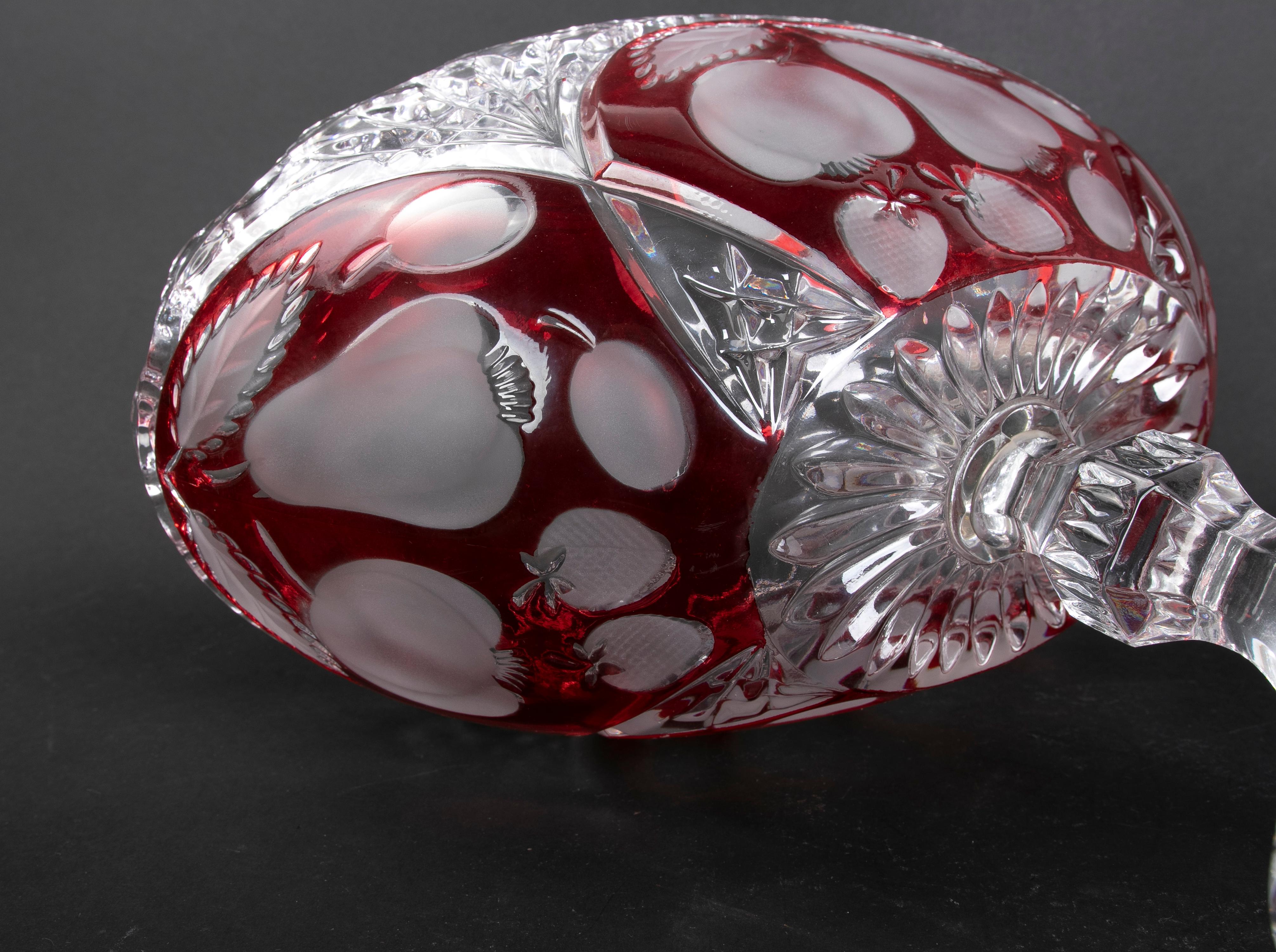 Handgeschnitztes Paar ovaler Kristallvasen mit roter Dekoration, Paar im Angebot 11