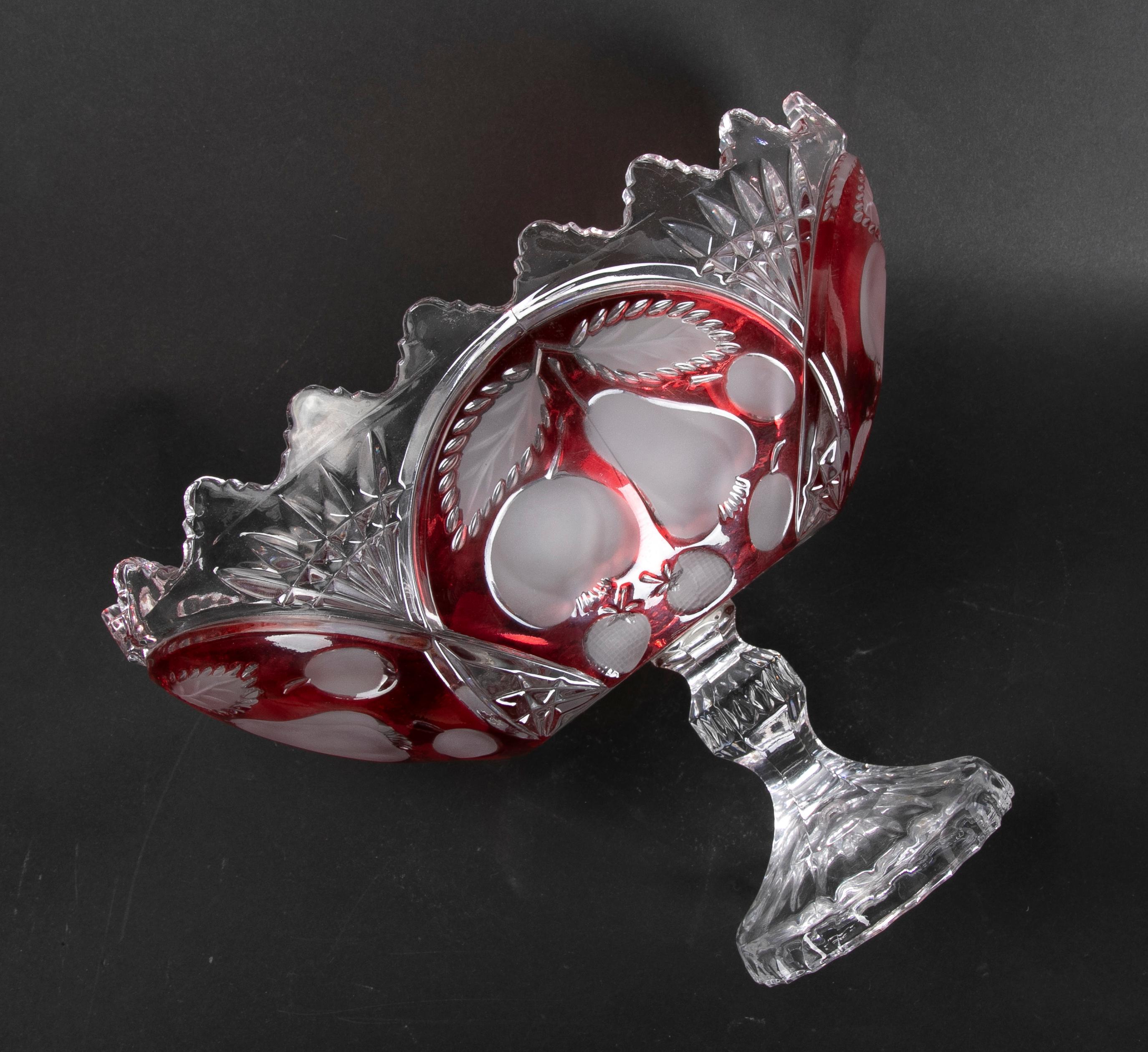 Handgeschnitztes Paar ovaler Kristallvasen mit roter Dekoration, Paar im Angebot 12
