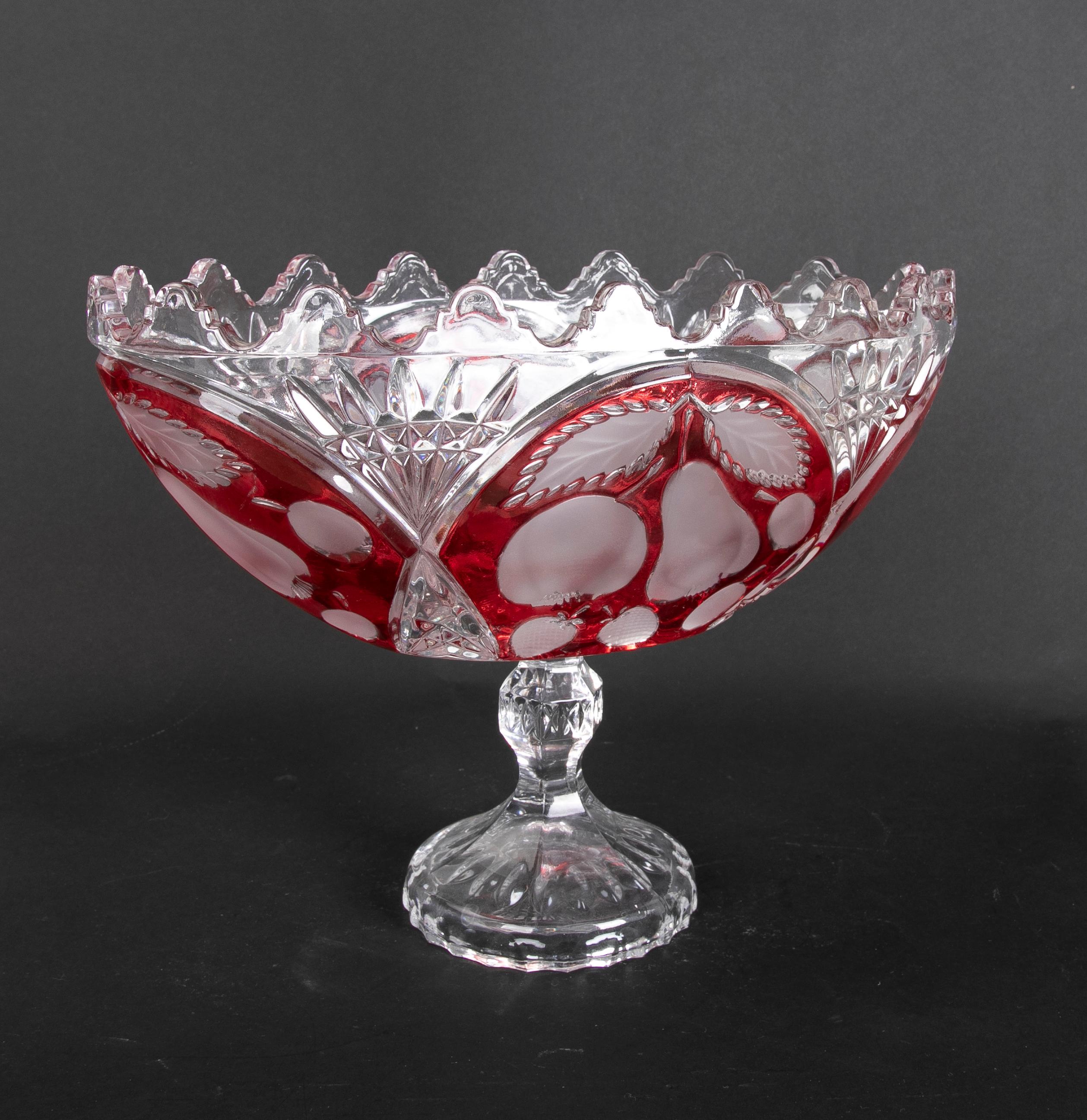 Handgeschnitztes Paar ovaler Kristallvasen mit roter Dekoration, Paar (Deutsch) im Angebot