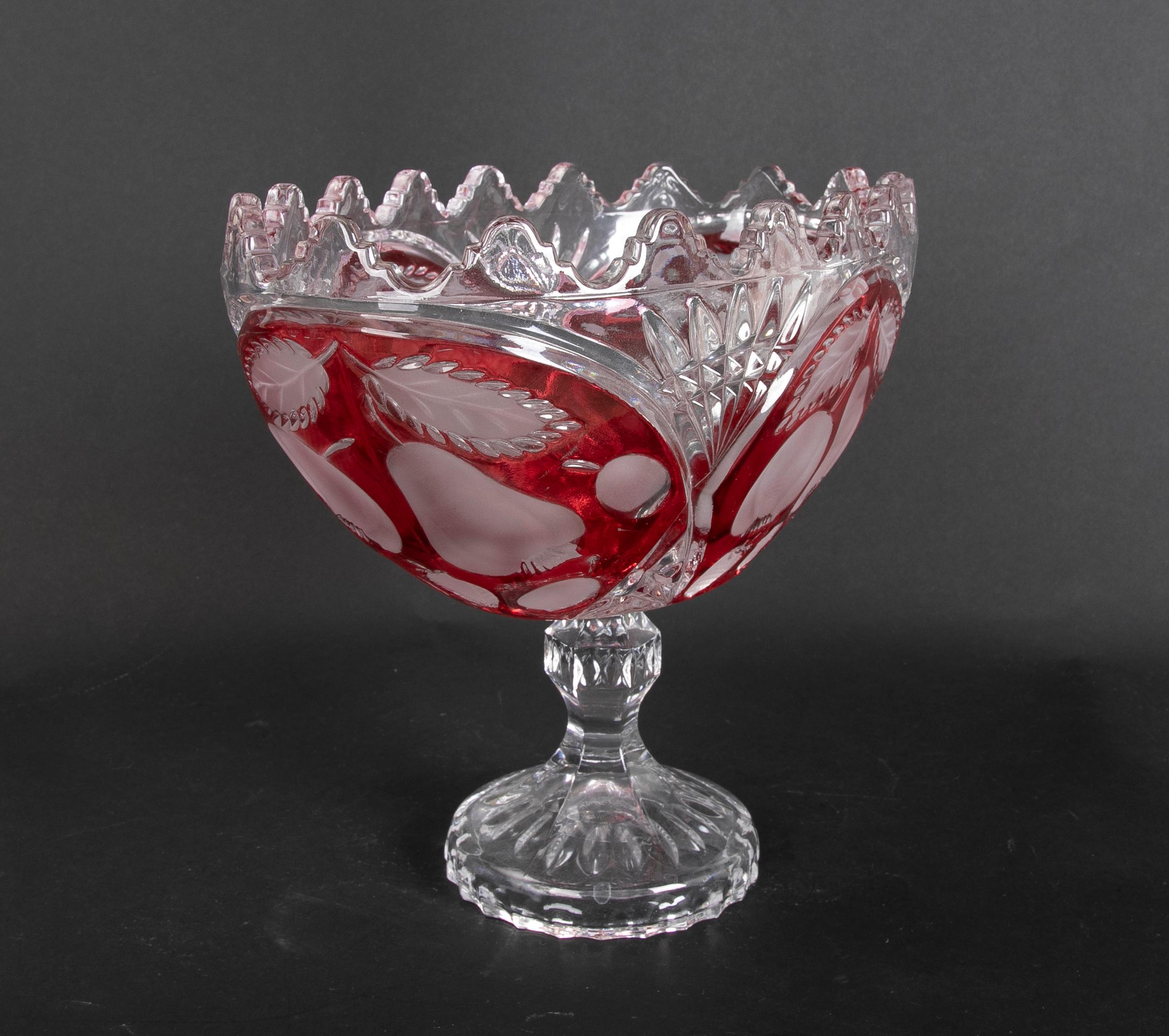 Hand-Carved Pair of Oval Crystal Vases with Red Decoration In Good Condition For Sale In Marbella, ES