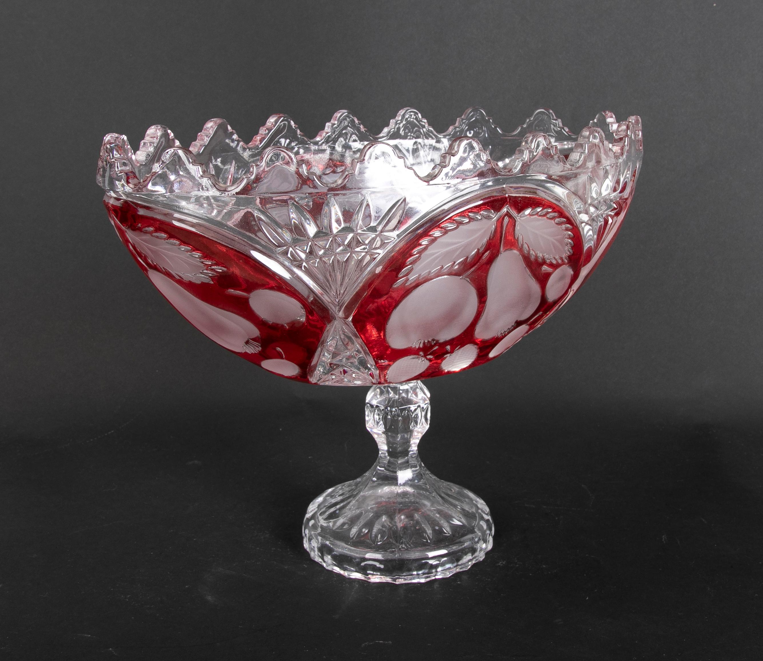 Hand-Carved Pair of Oval Crystal Vases with Red Decoration For Sale 2