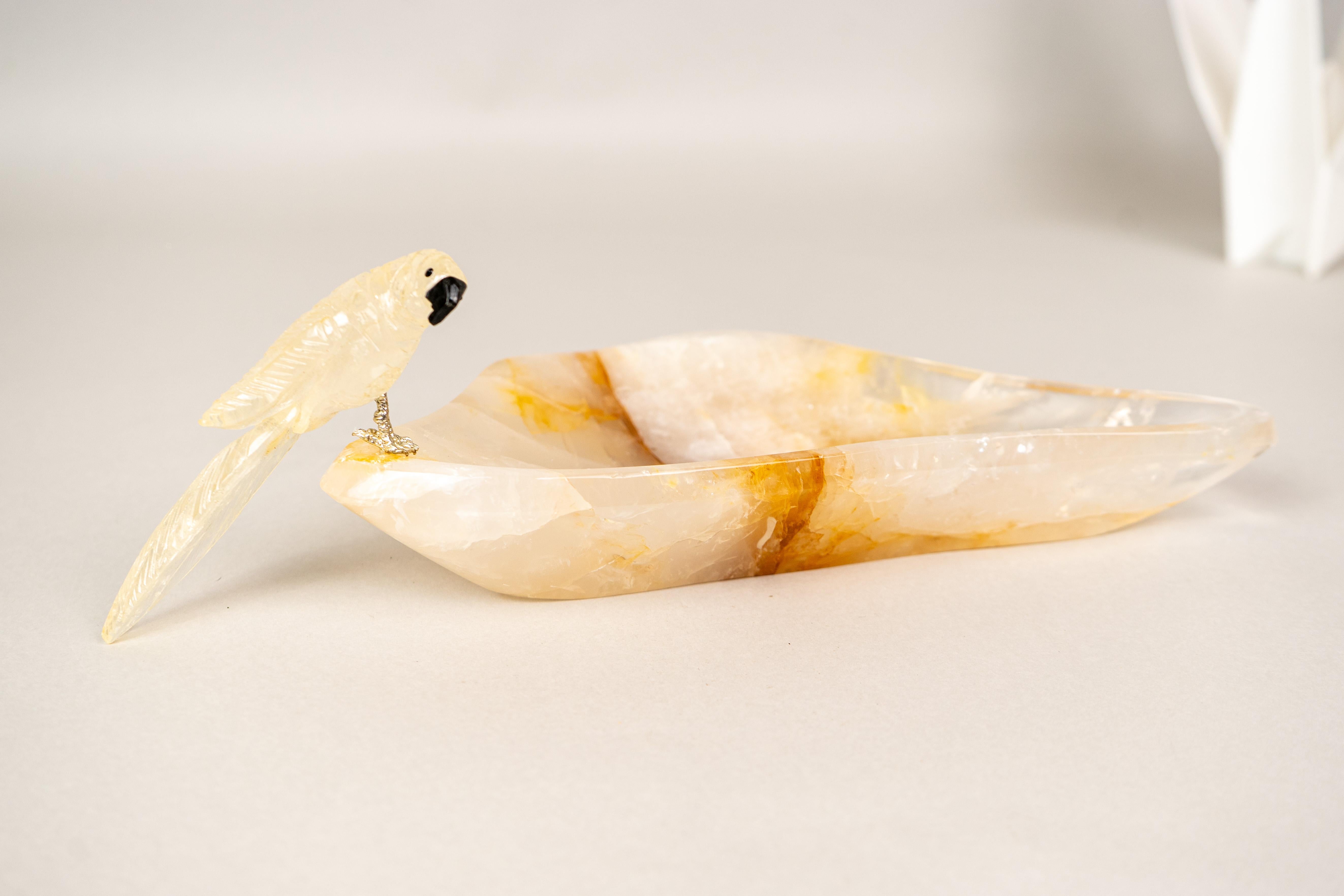 Hand-Carved Clear Crystal Parrot on Hematite Golden Healer Bowl – Decorative Jewelry or Key Tray, Brazilian Stone Carving

▫️ Description

Depicting a graceful parrot, this hand-carved bowl draws inspiration from the world’s rich fauna and is