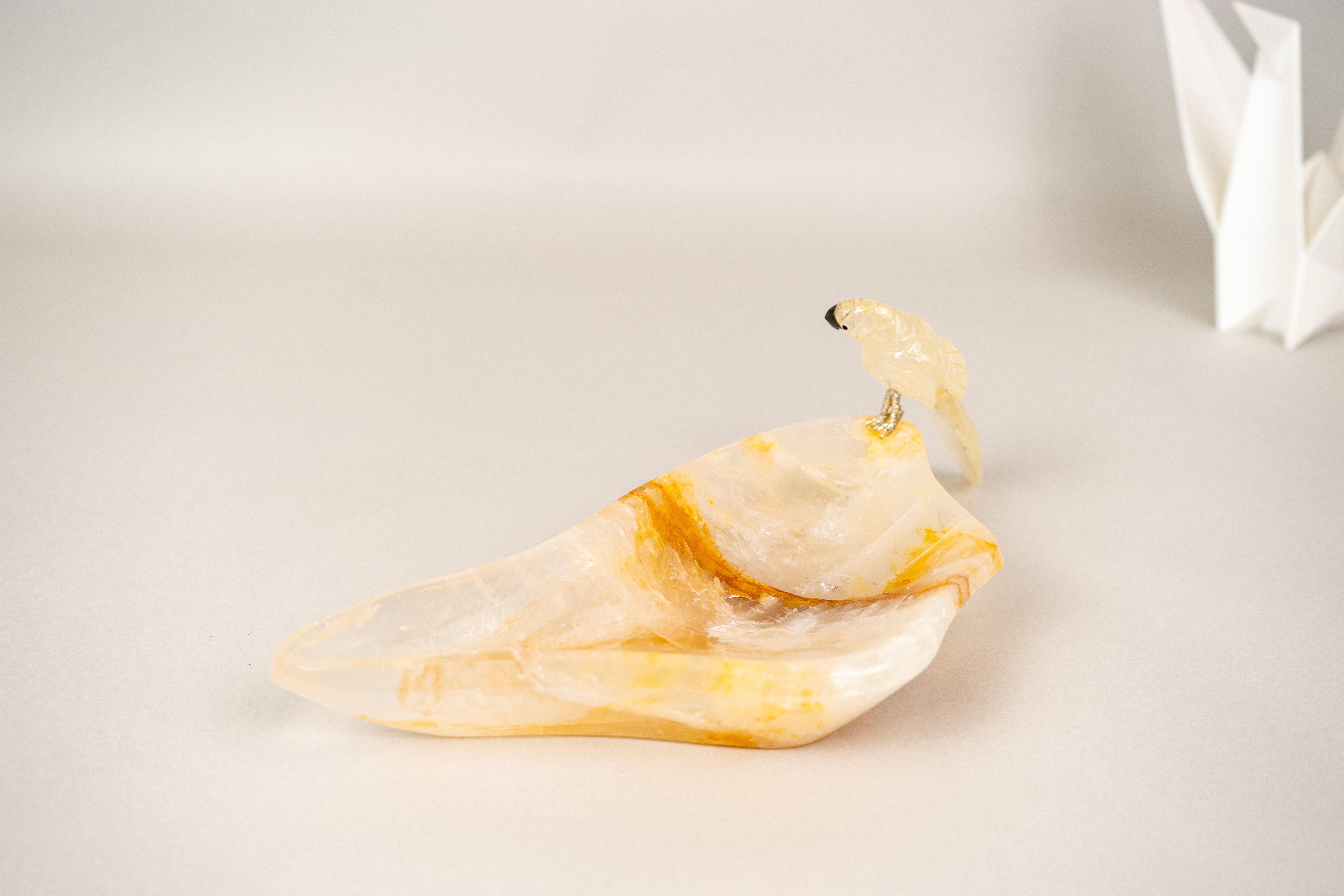 Hand-Carved Parrot Crystal on a Hematite Golden Healer Crystal Bowl In New Condition For Sale In Ametista Do Sul, BR