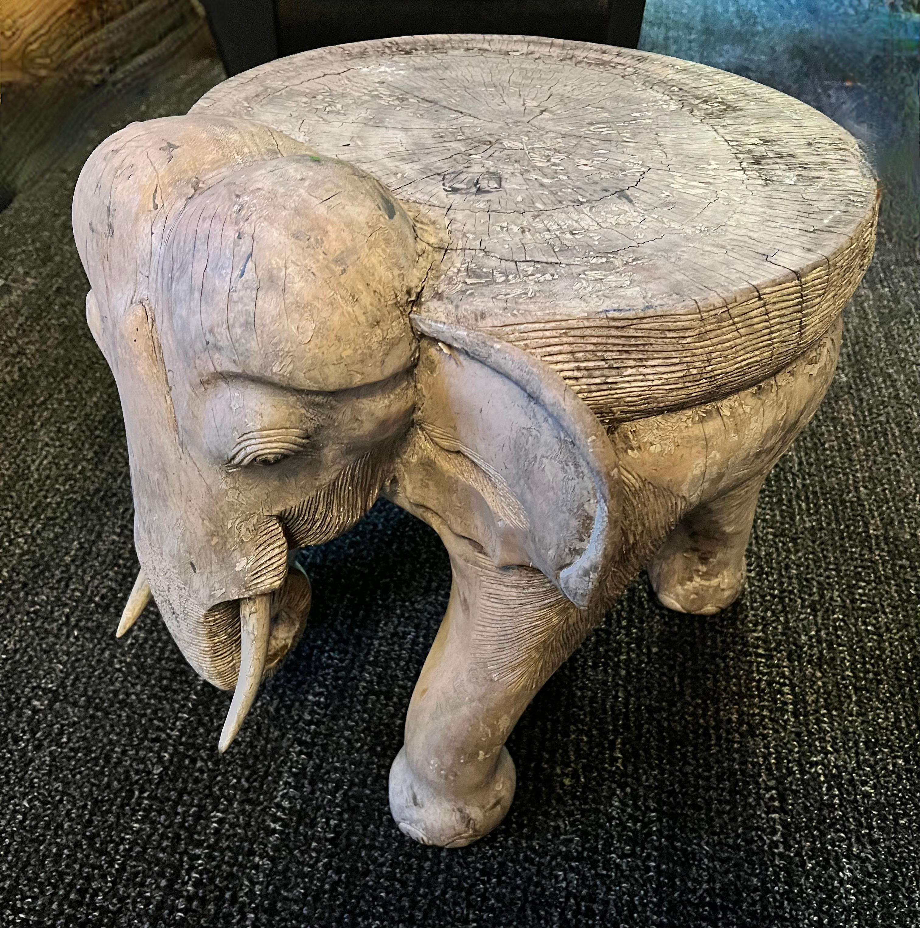 Handgeschnitzter, patinierter Elefantenbeistelltisch oder Beistelltisch aus Holz (Rustikal) im Angebot