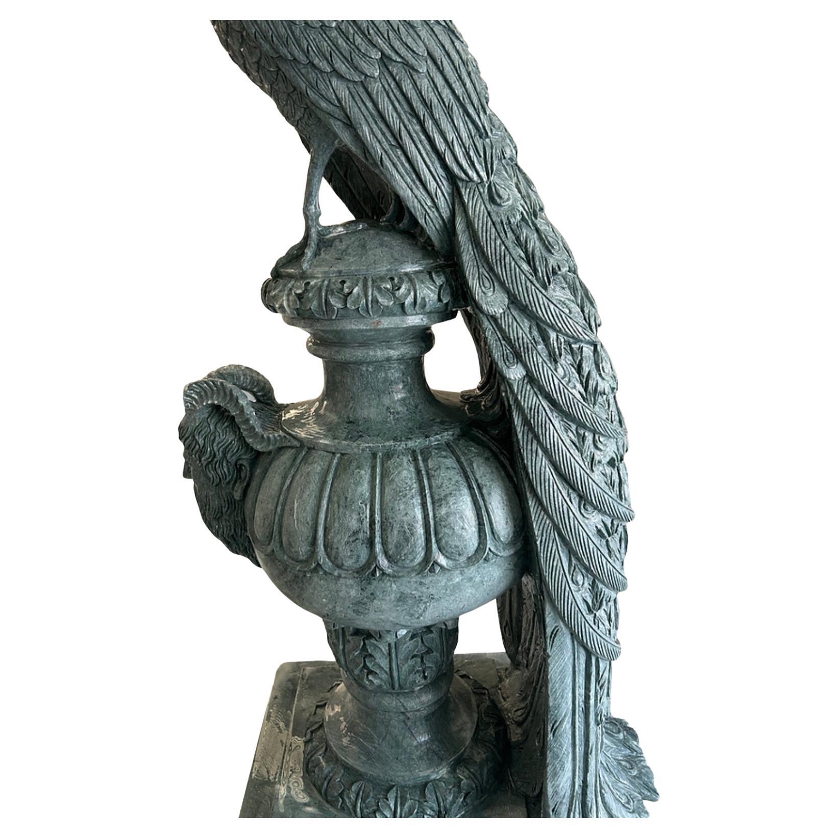 Le bellissime statue di pavone intagliate a mano sono squisite opere d'arte che catturano la grazia e lo splendore del pavone, una delle creature più eleganti della natura. Queste statue, meticolosamente scolpite nella pietra o nel marmo, mostrano