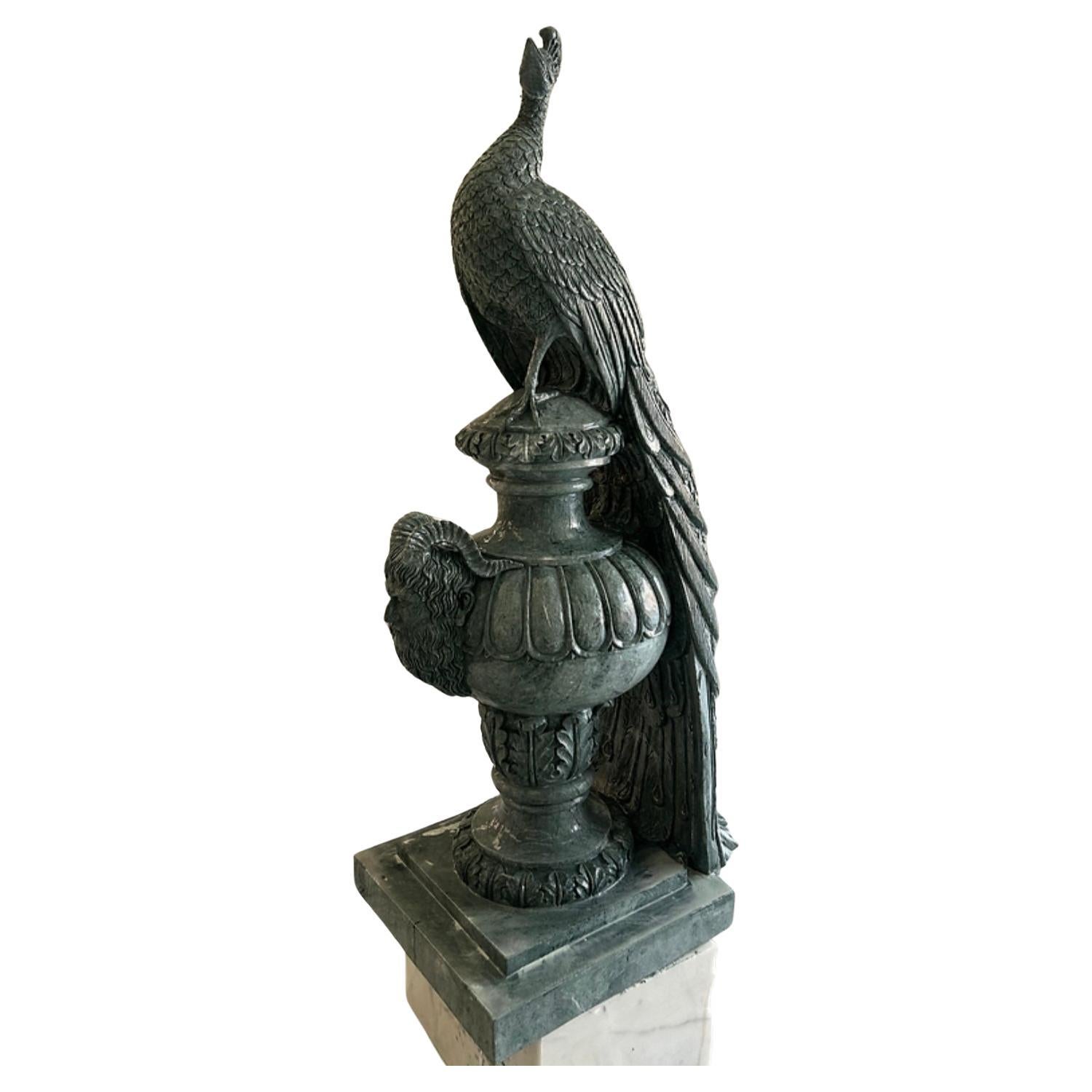 Europeo Statue di pavone intagliate a mano in vendita