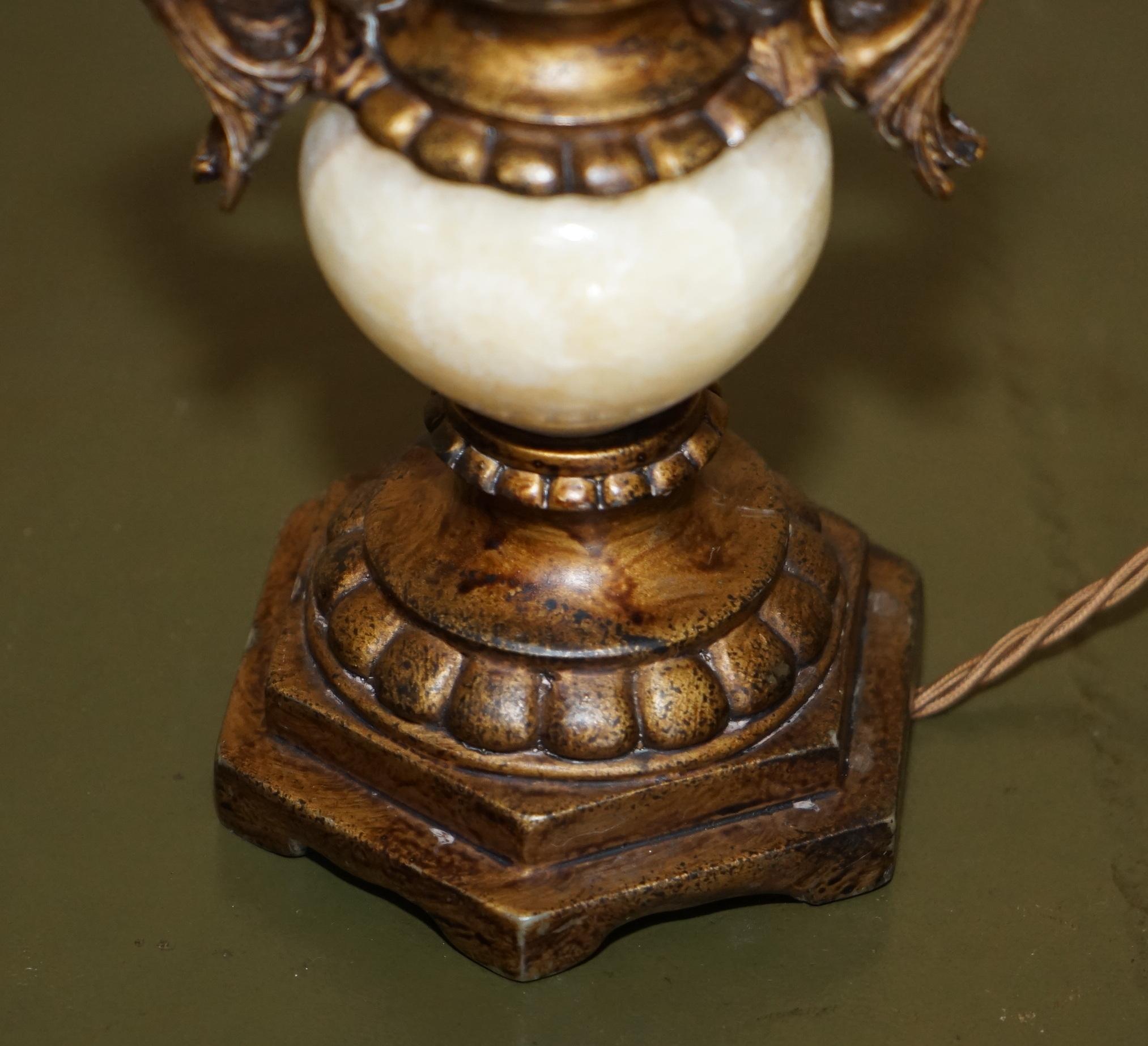 Handgeschnitzte, PILLARED TABLE LAMP WiTH MARBLE SPHERE IN THE BRONZED FITTINGS im Angebot 2
