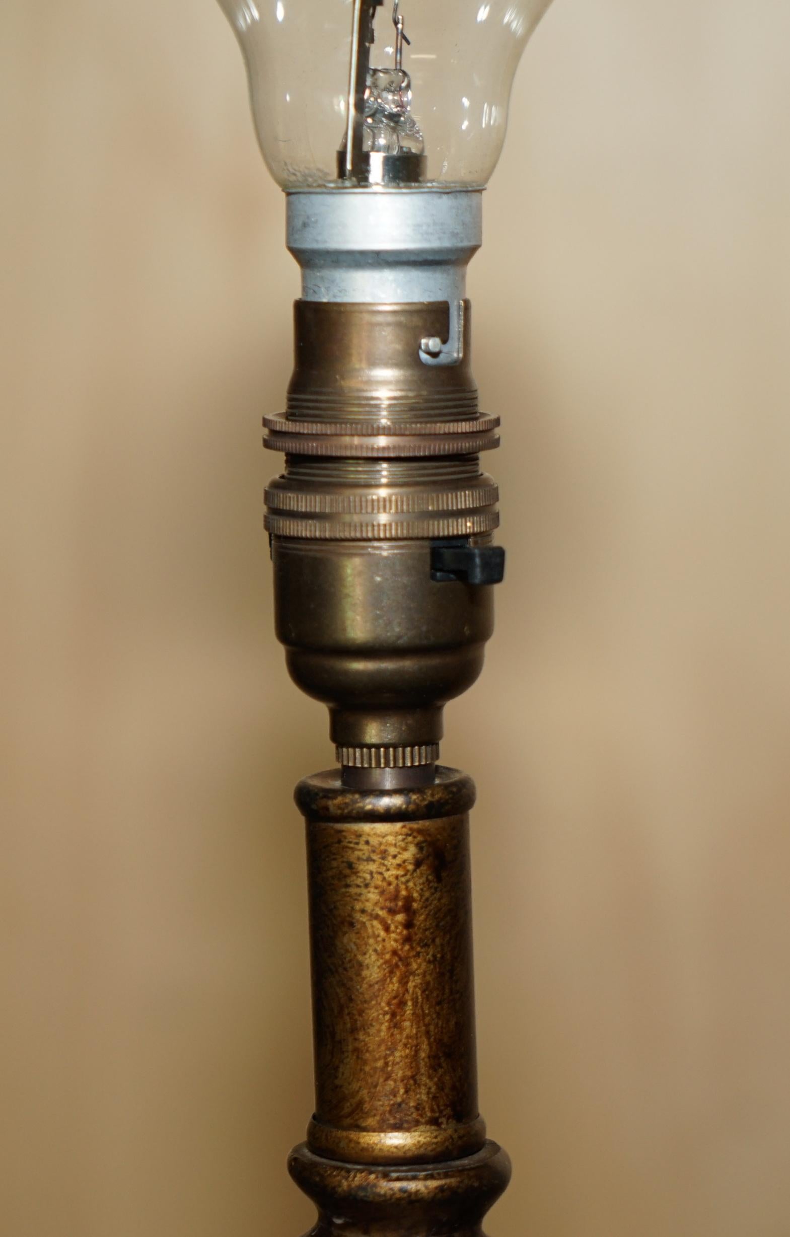 Handgeschnitzte, PILLARED TABLE LAMP WiTH MARBLE SPHERE IN THE BRONZED FITTINGS im Angebot 3