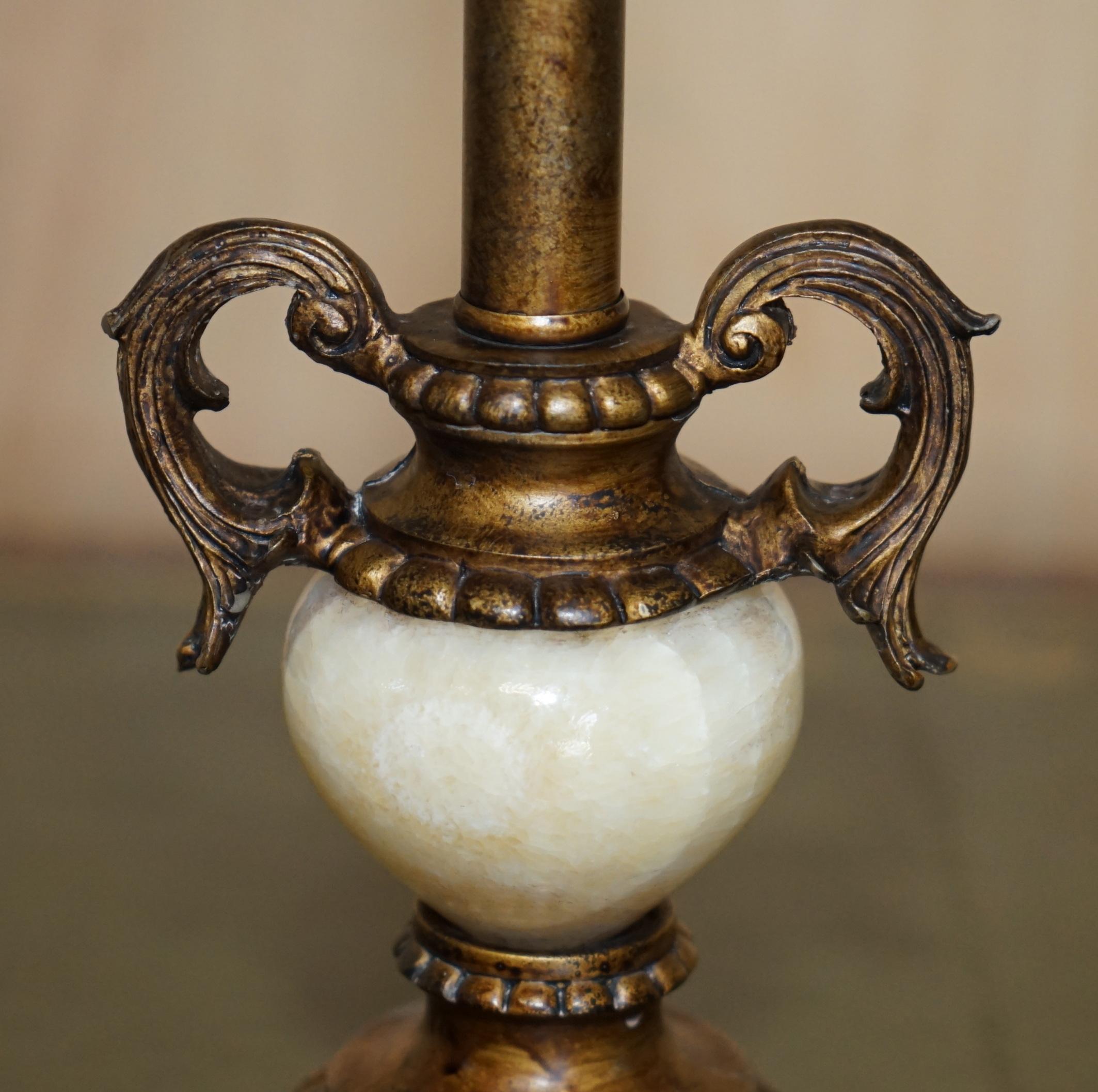 Handgeschnitzte, PILLARED TABLE LAMP WiTH MARBLE SPHERE IN THE BRONZED FITTINGS (Rokoko) im Angebot