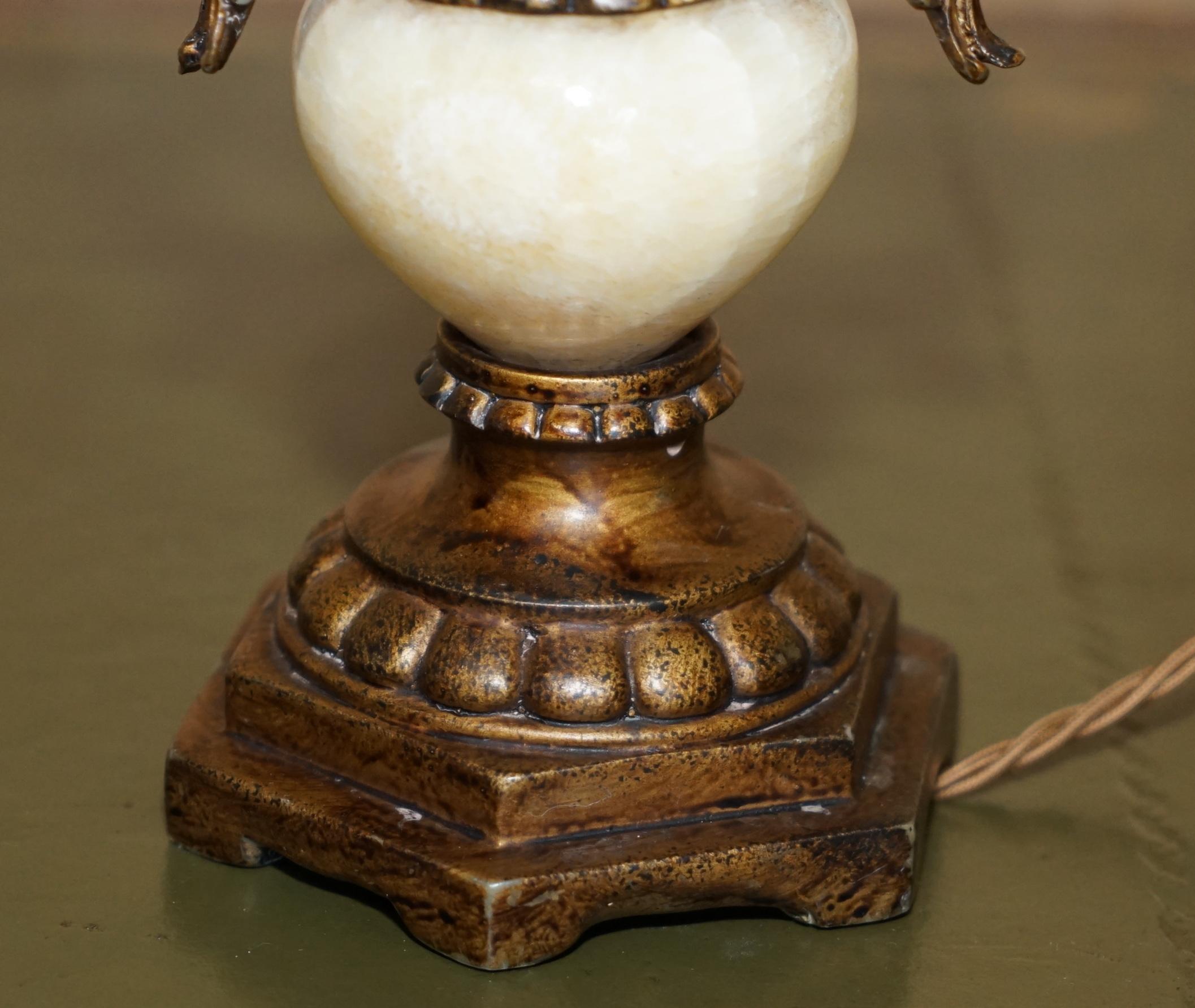 Handgeschnitzte, PILLARED TABLE LAMP WiTH MARBLE SPHERE IN THE BRONZED FITTINGS (Britisch) im Angebot