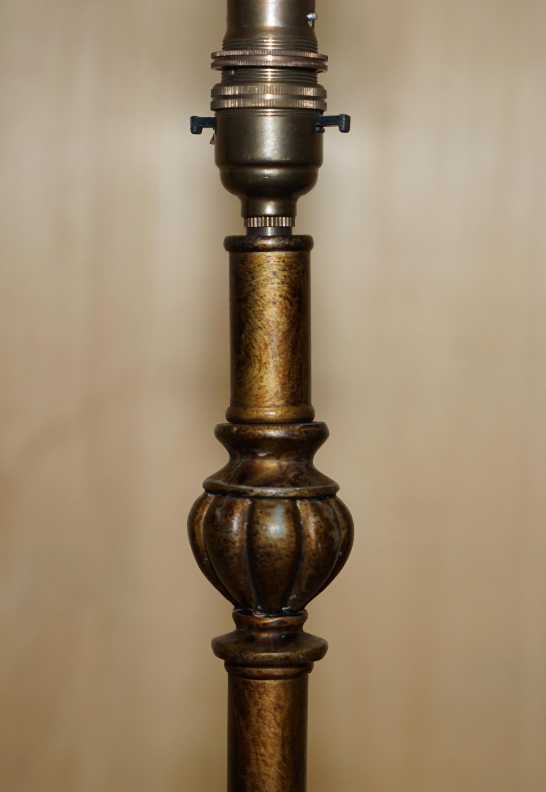 Handgeschnitzte, PILLARED TABLE LAMP WiTH MARBLE SPHERE IN THE BRONZED FITTINGS im Zustand „Gut“ im Angebot in West Sussex, Pulborough