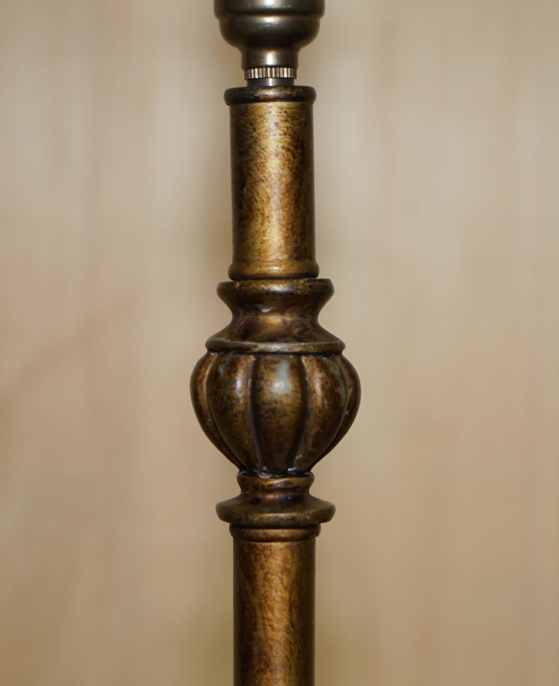 Handgeschnitzte, PILLARED TABLE LAMP WiTH MARBLE SPHERE IN THE BRONZED FITTINGS (Mitte des 20. Jahrhunderts) im Angebot