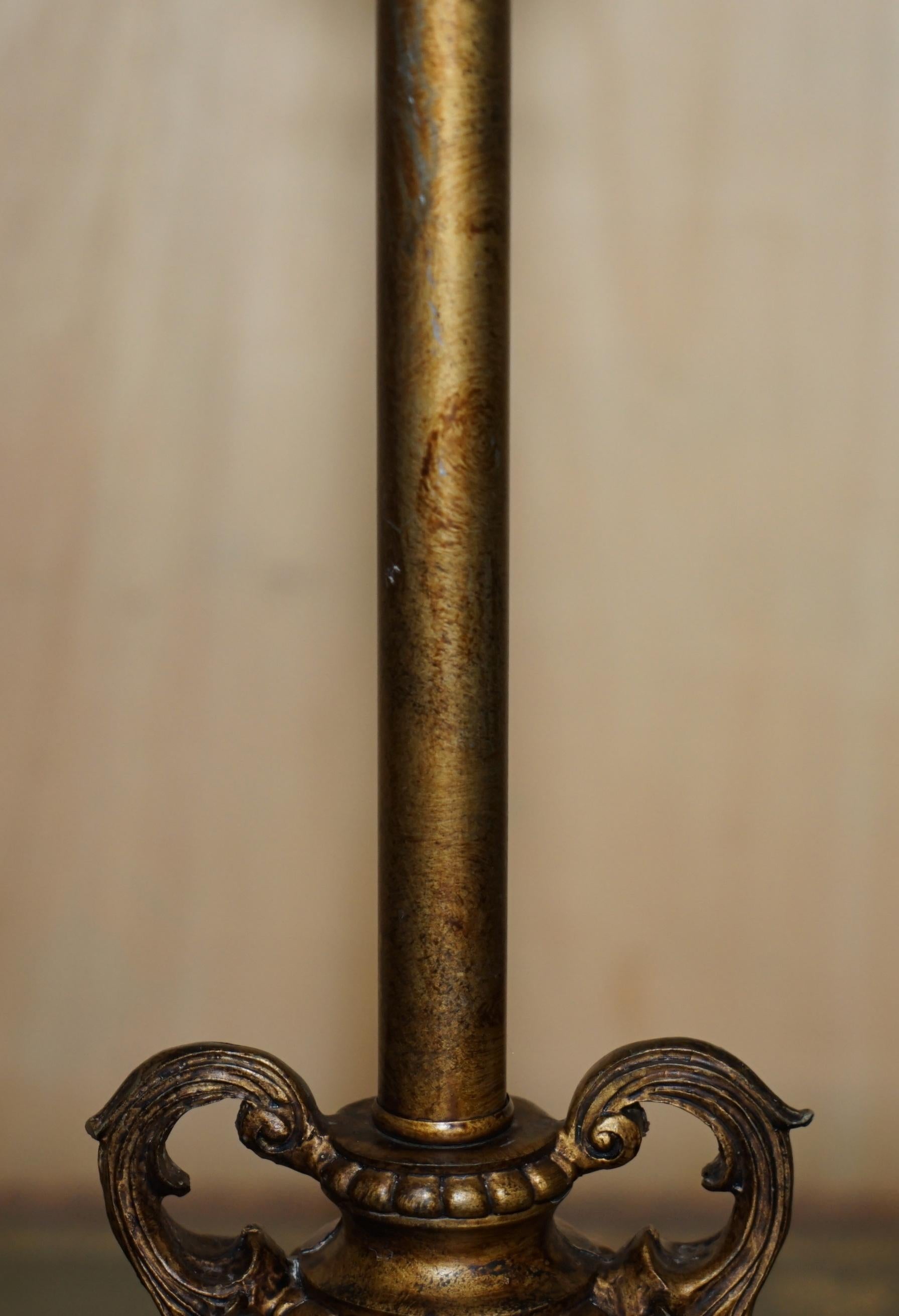 Handgeschnitzte, PILLARED TABLE LAMP WiTH MARBLE SPHERE IN THE BRONZED FITTINGS (Marmor) im Angebot