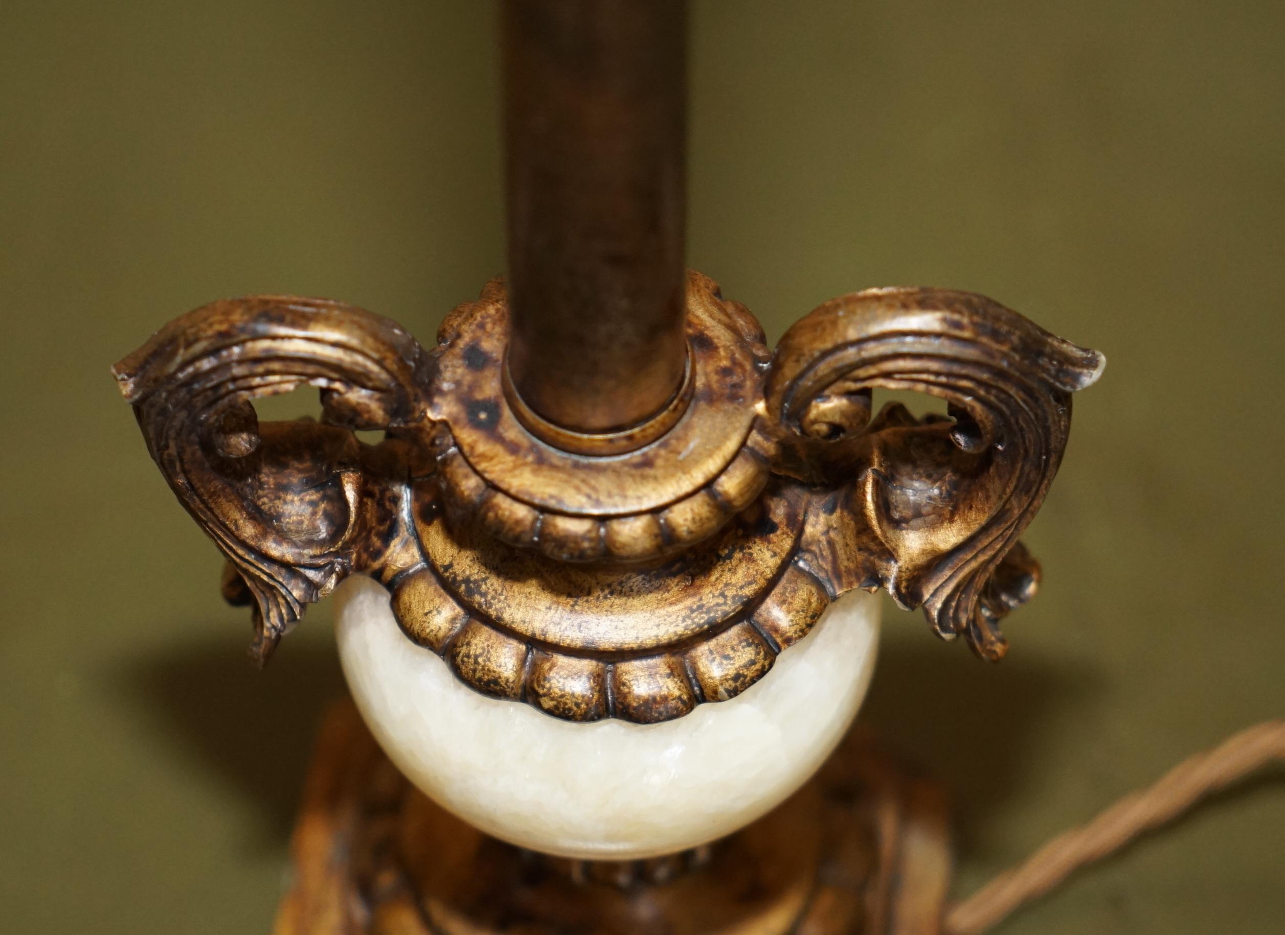 Handgeschnitzte, PILLARED TABLE LAMP WiTH MARBLE SPHERE IN THE BRONZED FITTINGS im Angebot 1
