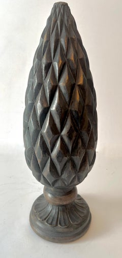 Elemento o fermacarte con pigna intagliata a mano