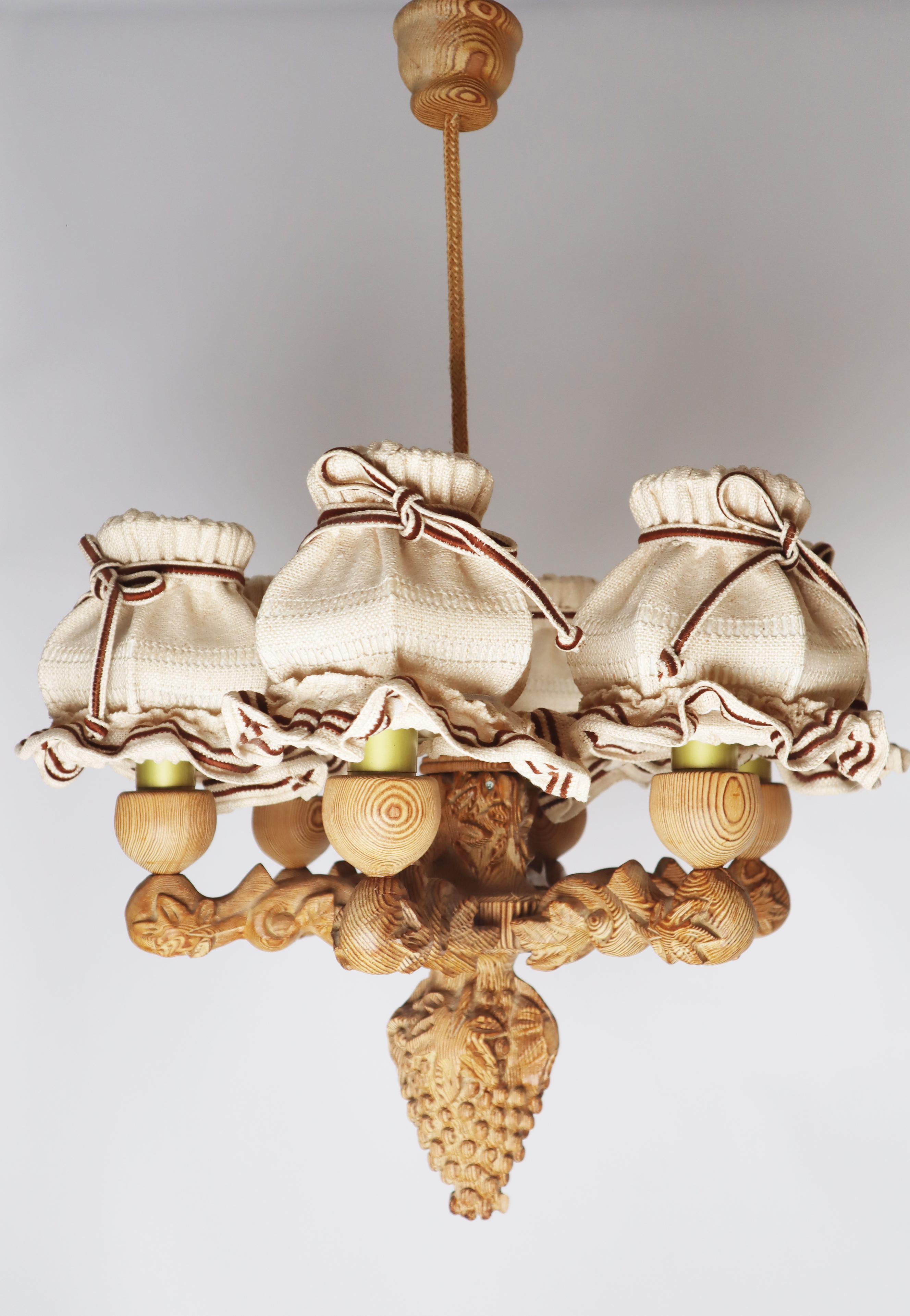 Hand-Carved Pinewood Chandelier with Grapes, Germany 1970s im Angebot 2