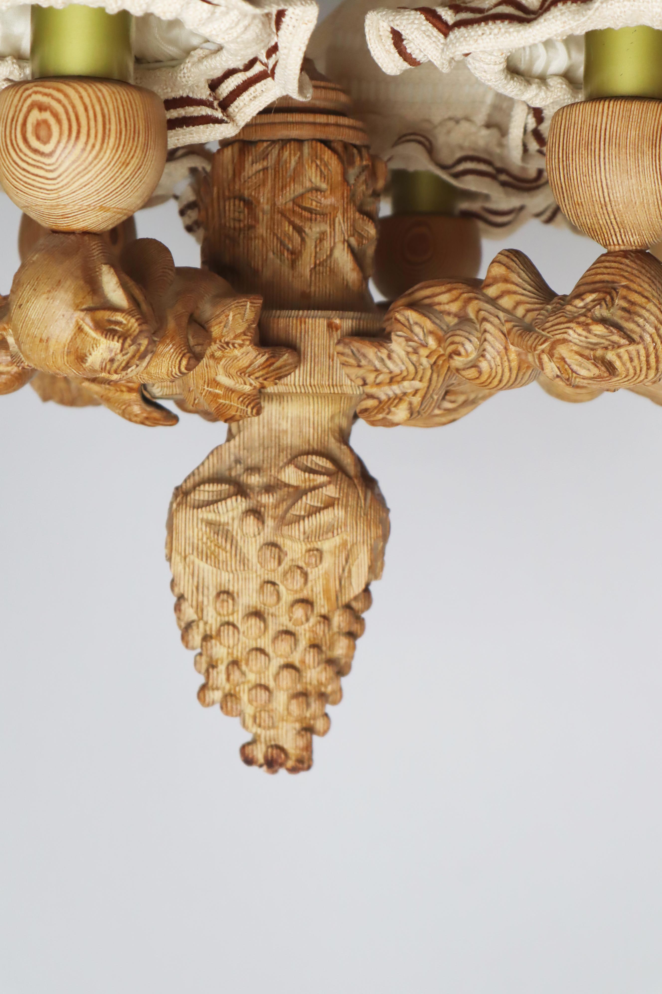 Lampadario in legno di pino intagliato a mano con uva, Germania, anni '70 in vendita 3