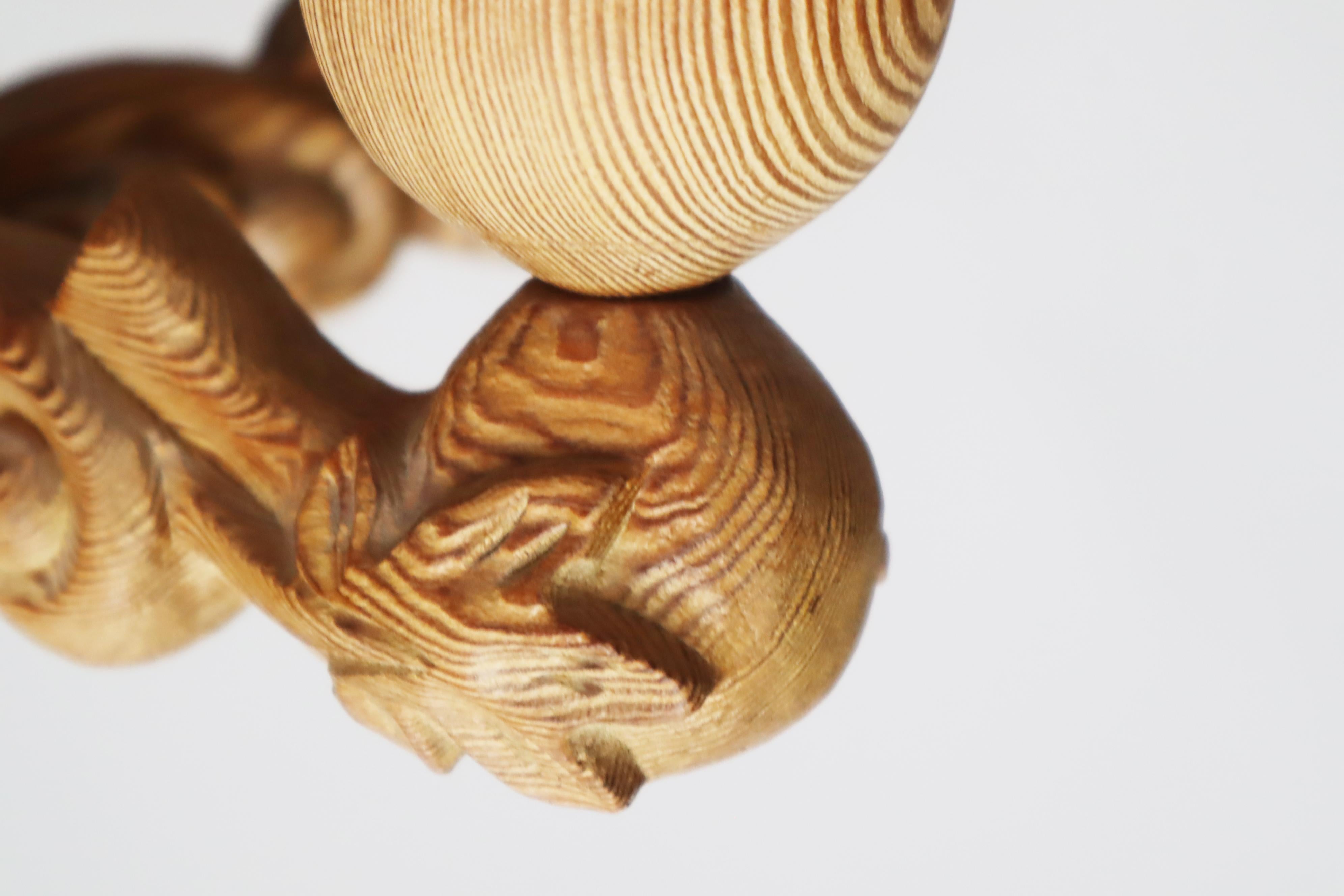 Lampadario in legno di pino intagliato a mano con uva, Germania, anni '70 in vendita 4