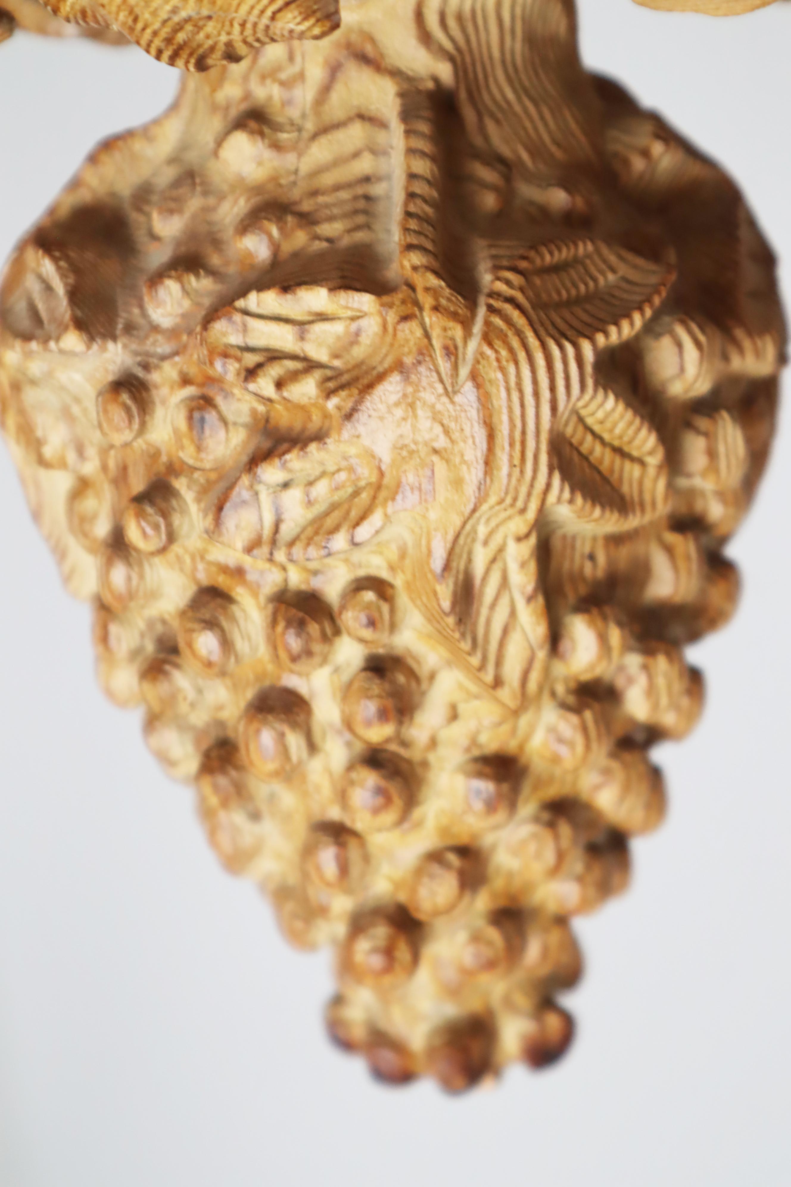 Lampadario in legno di pino intagliato a mano con uva, Germania, anni '70 in vendita 5