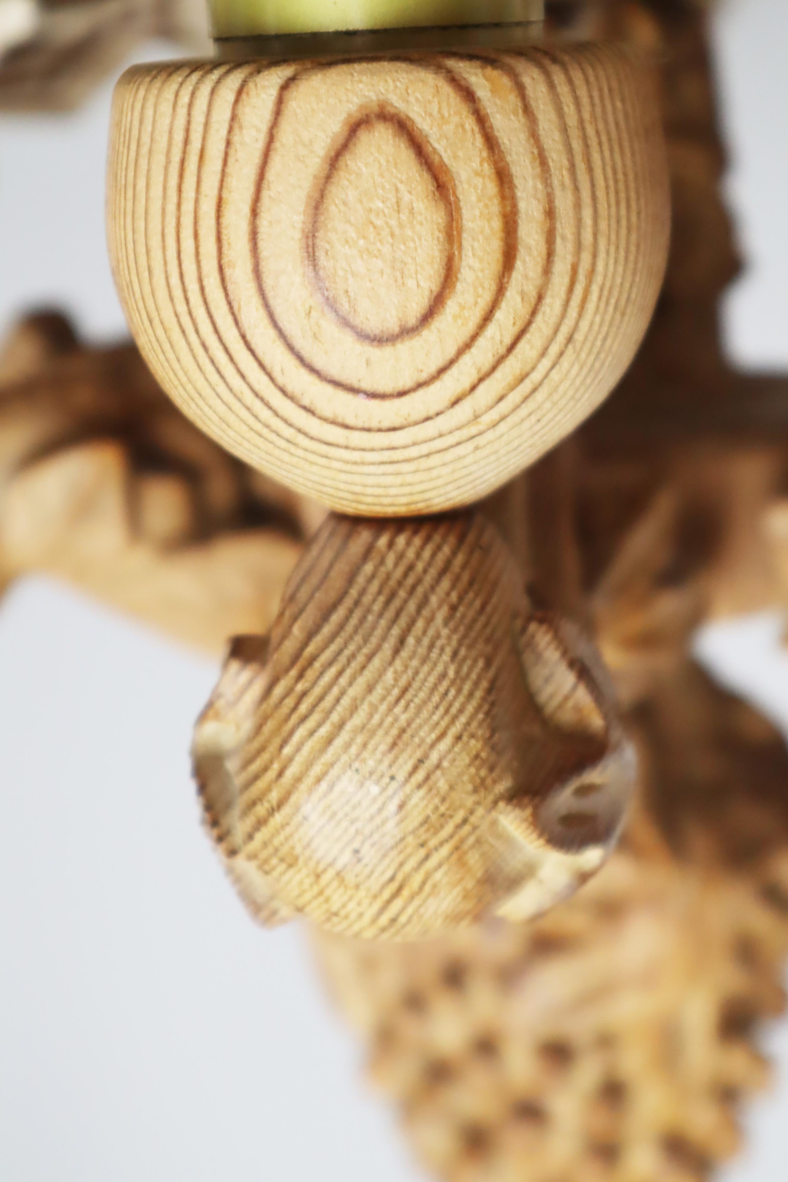 Lampadario in legno di pino intagliato a mano con uva, Germania, anni '70 in vendita 6
