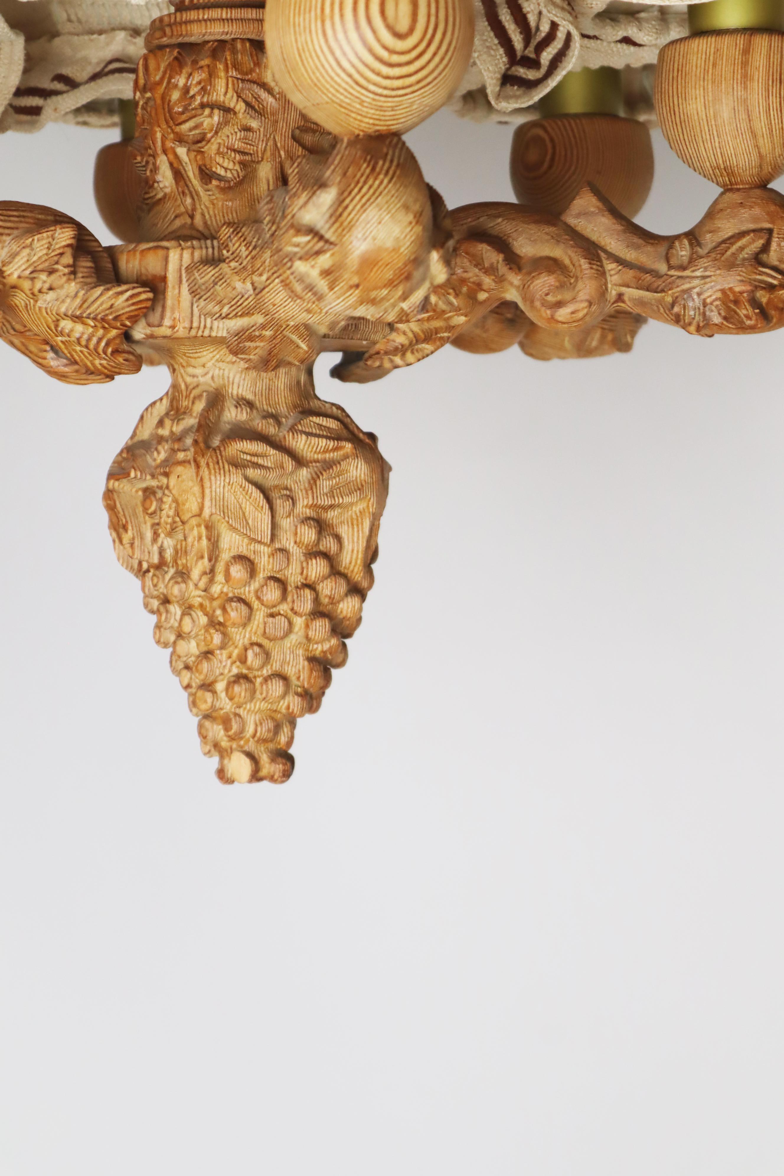 Lampadario in legno di pino intagliato a mano con uva, Germania, anni '70 in vendita 10