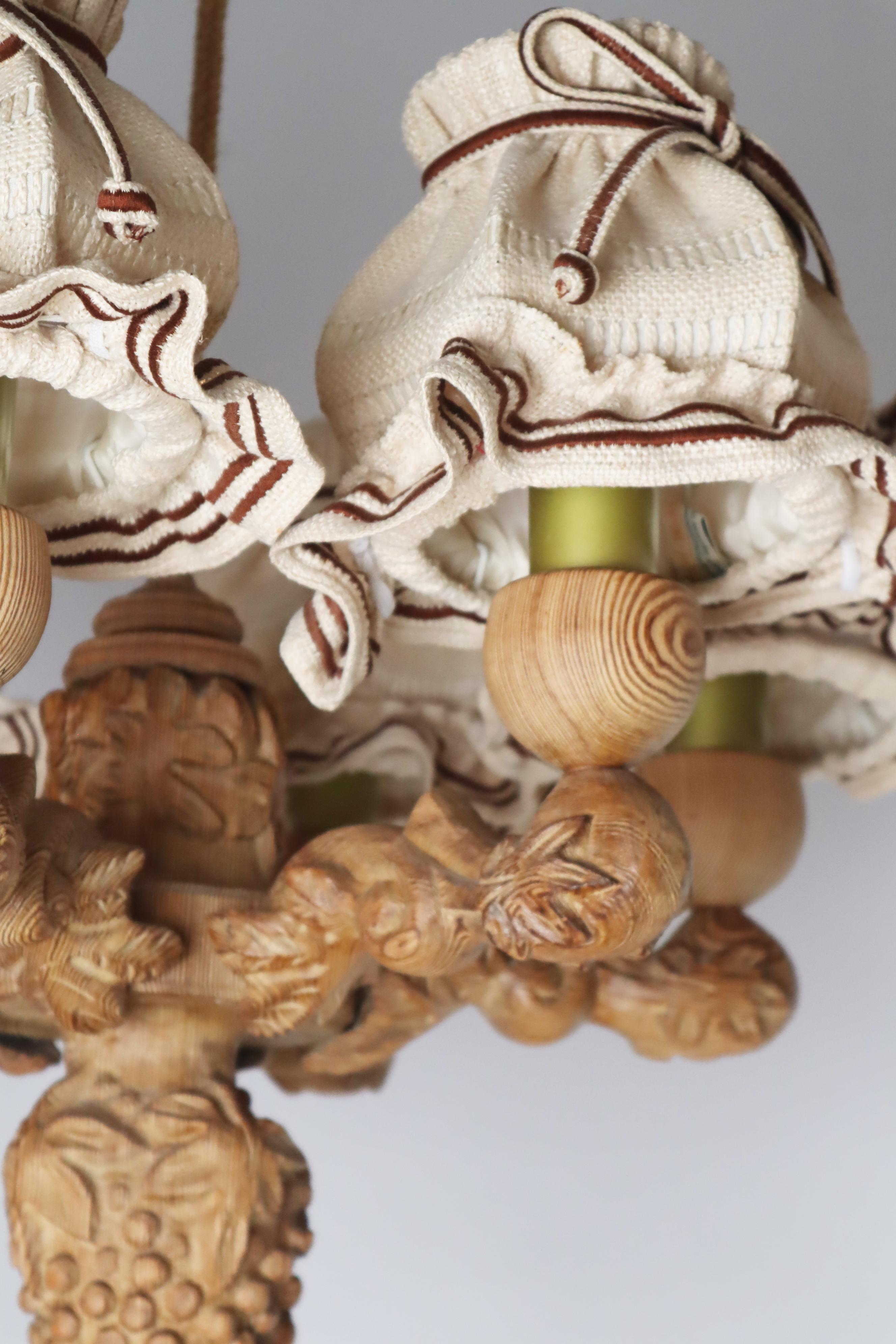Lampadario in legno di pino intagliato a mano con uva, Germania, anni '70 in vendita 11