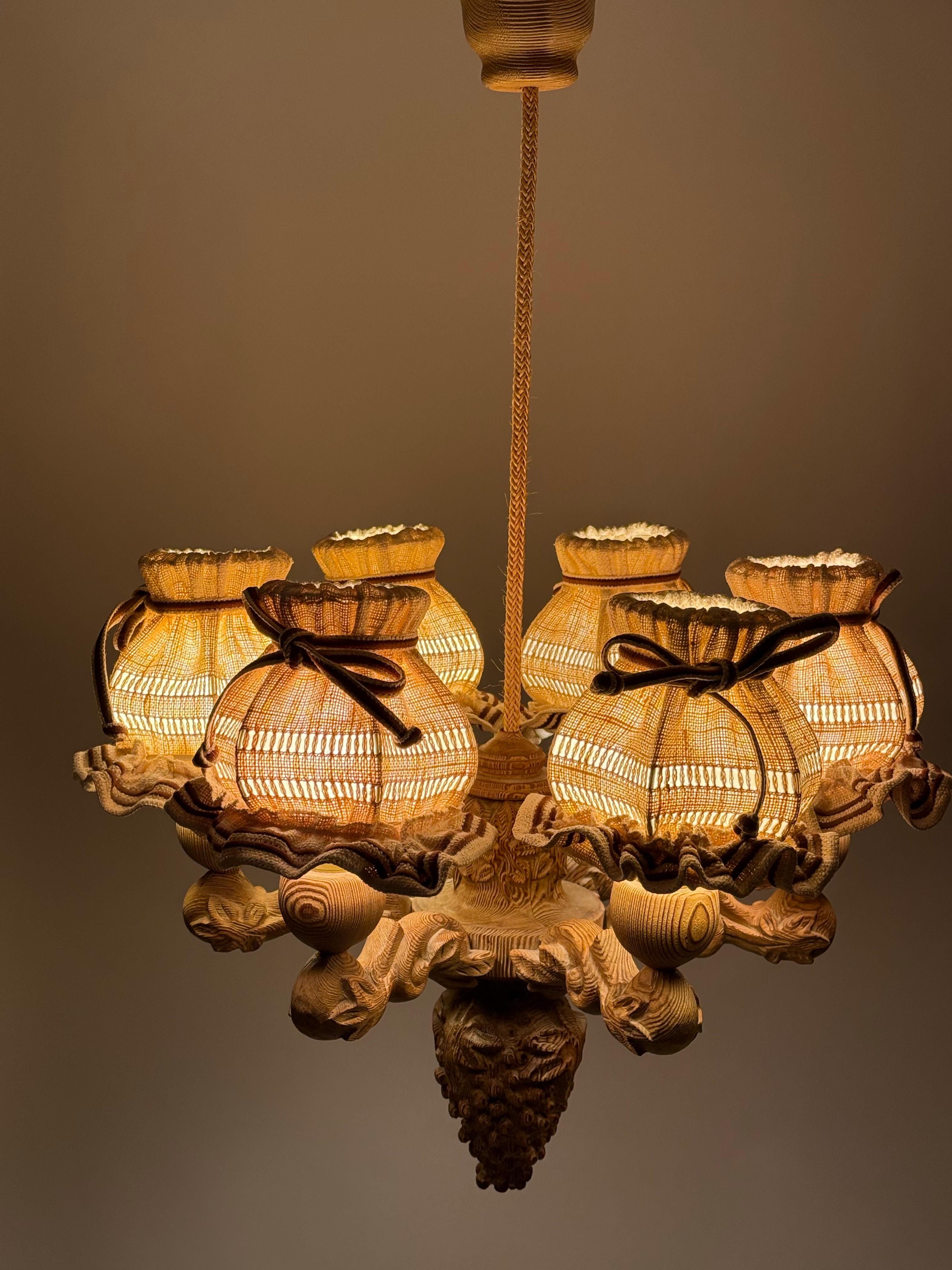 Scandinavo moderno Lampadario in legno di pino intagliato a mano con uva, Germania, anni '70 in vendita