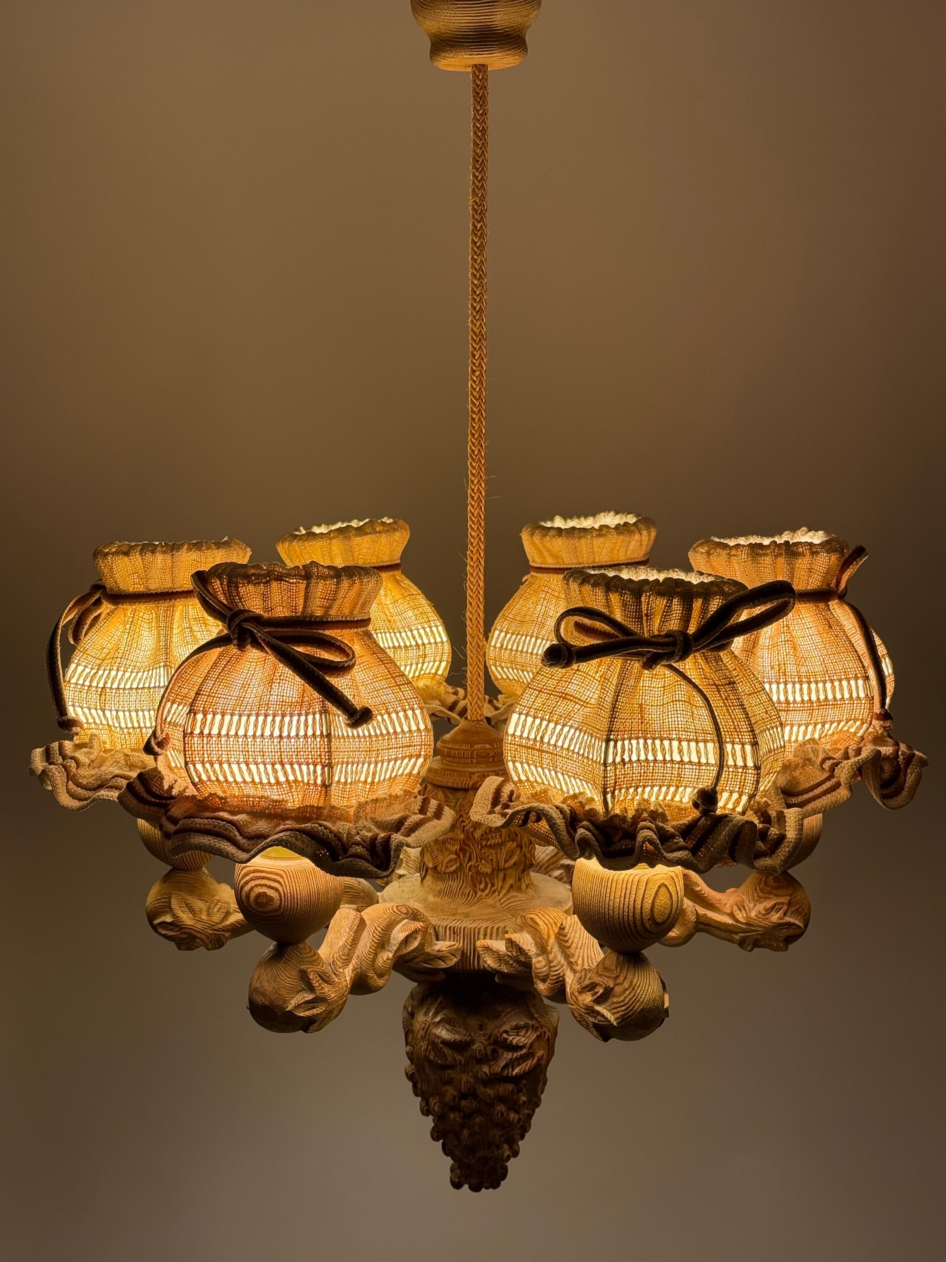 Tedesco Lampadario in legno di pino intagliato a mano con uva, Germania, anni '70 in vendita