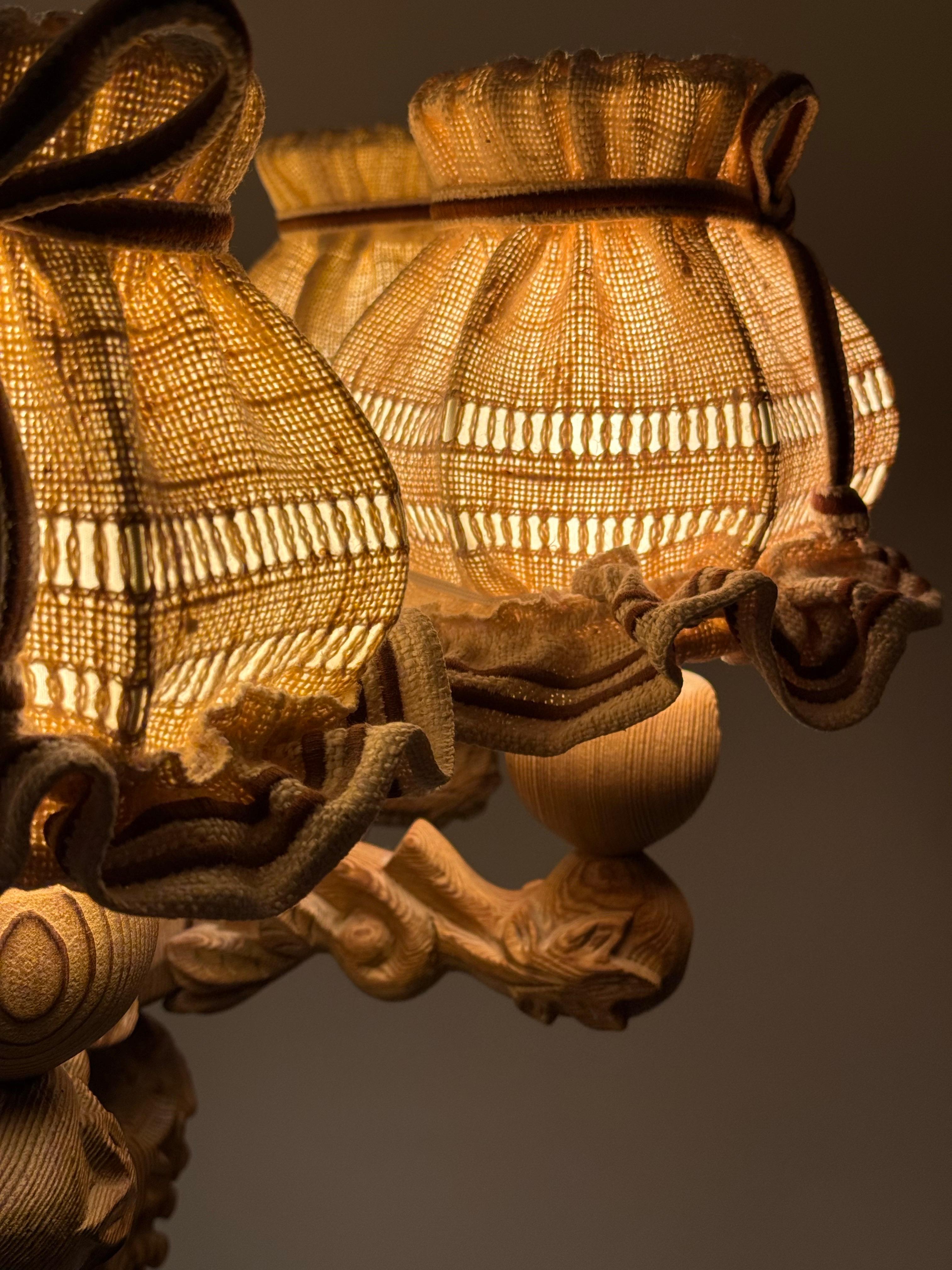 Intagliato a mano Lampadario in legno di pino intagliato a mano con uva, Germania, anni '70 in vendita