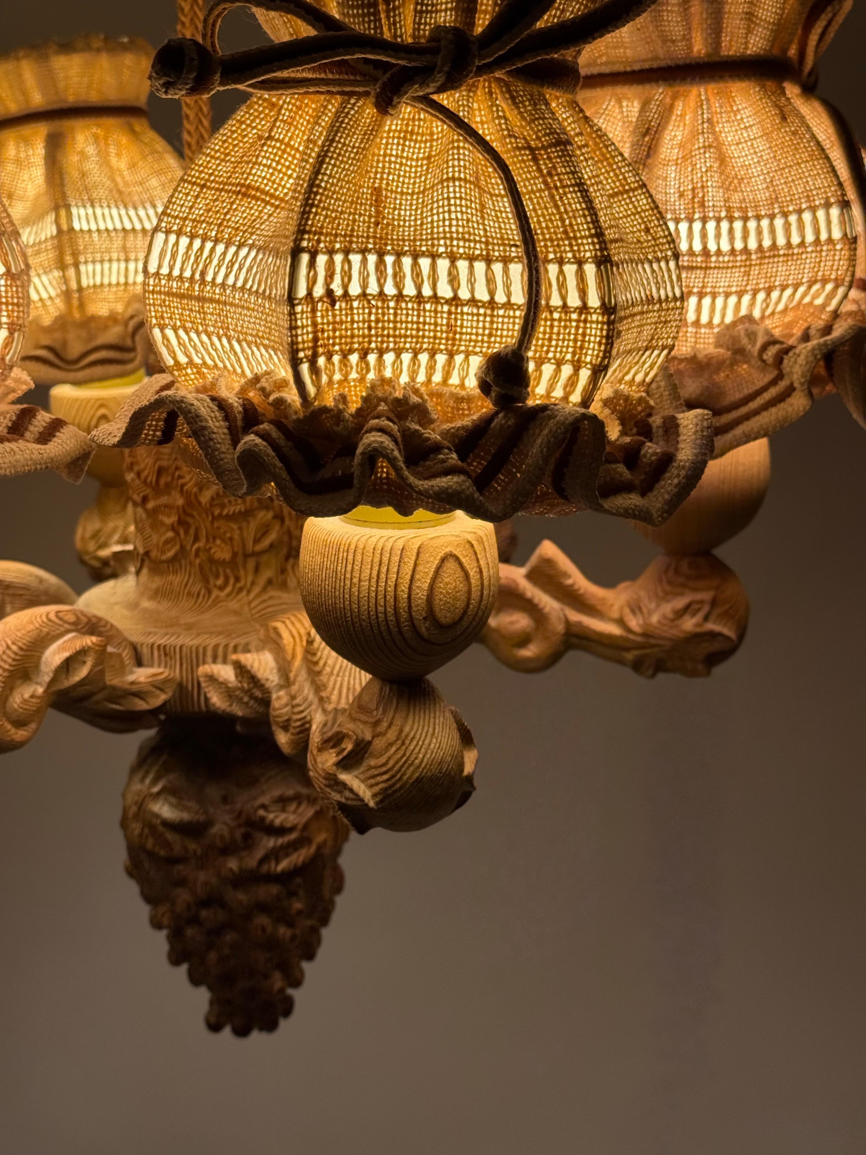 Lampadario in legno di pino intagliato a mano con uva, Germania, anni '70 In condizioni buone in vendita a Hannover, DE