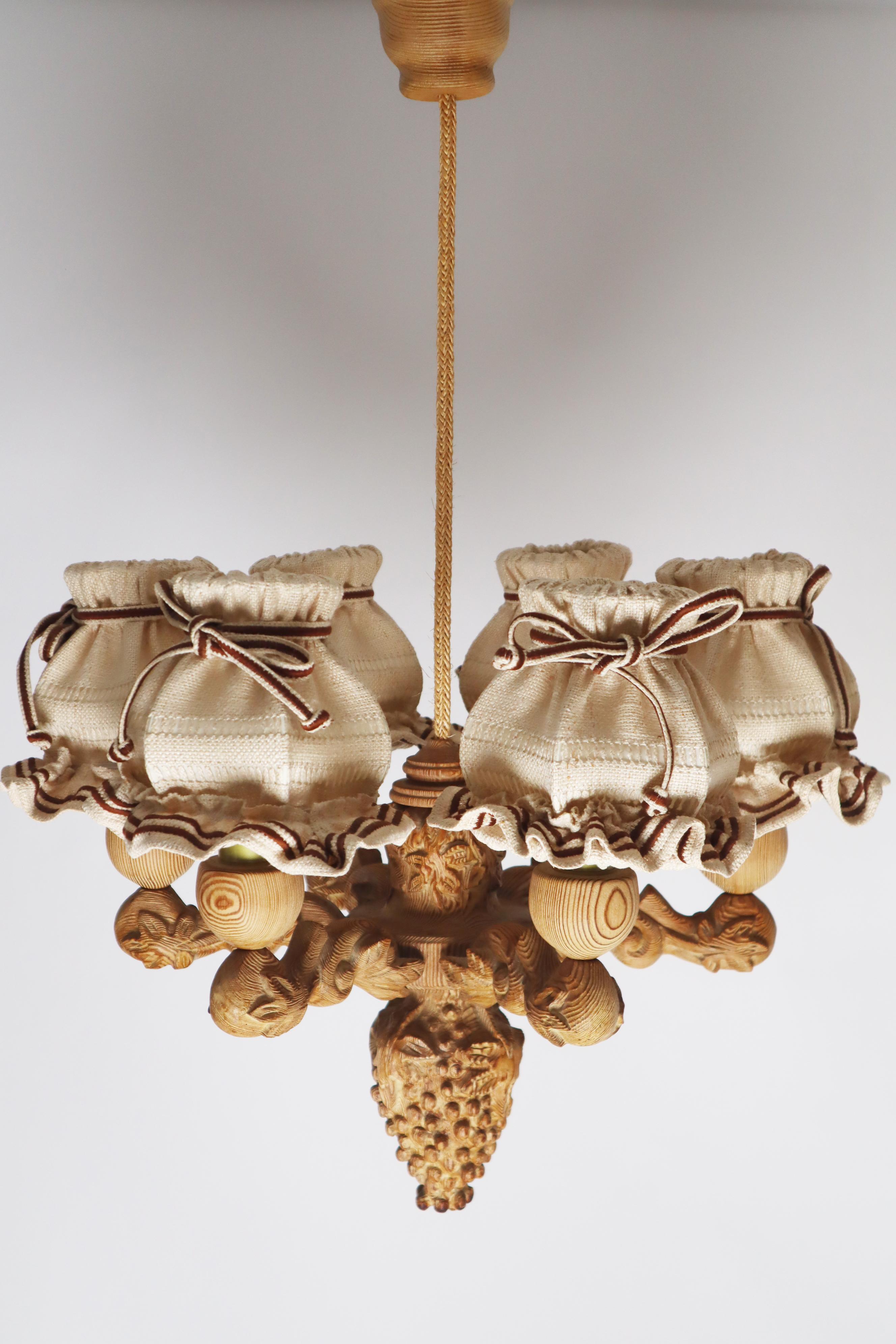 Lampadario in legno di pino intagliato a mano con uva, Germania, anni '70 in vendita 1