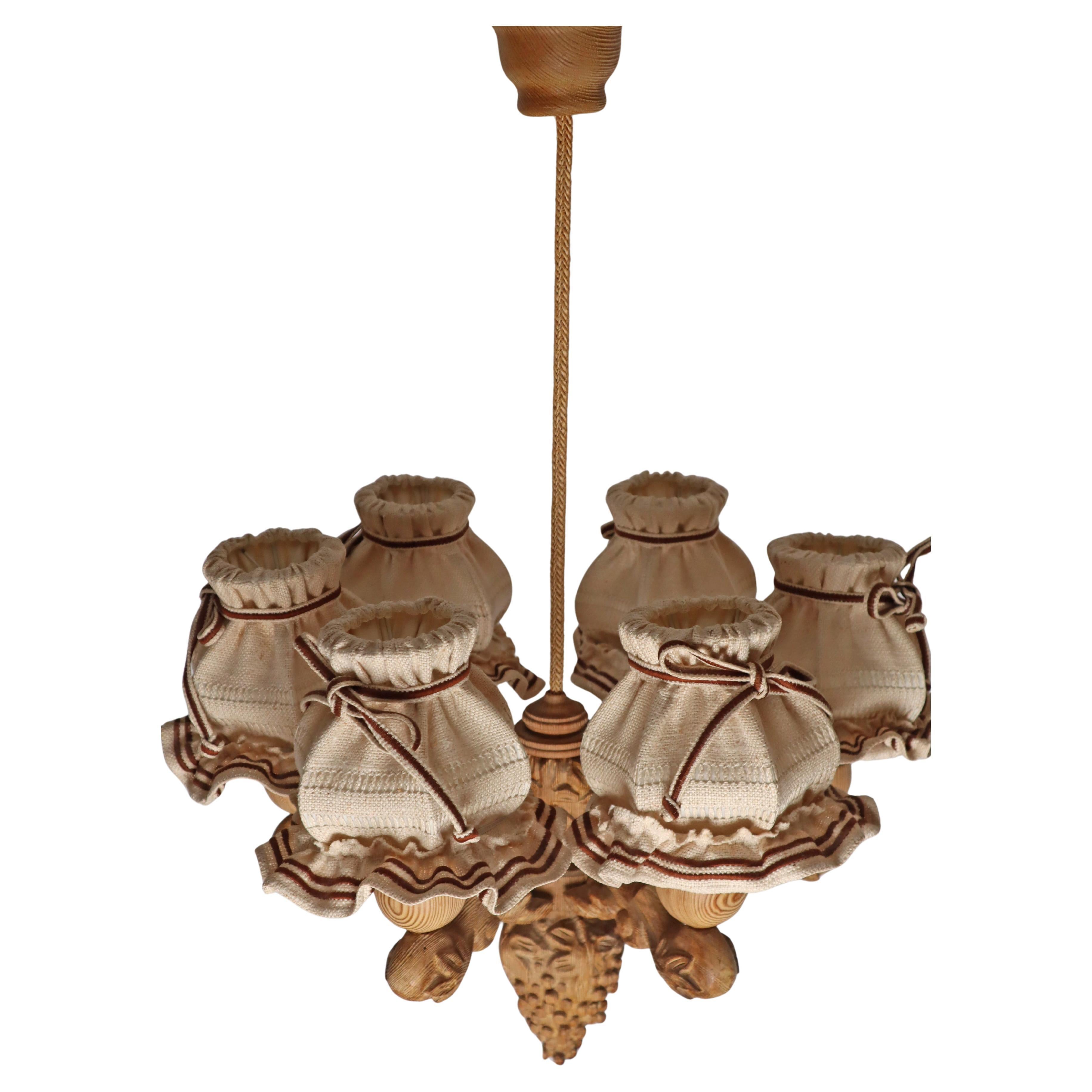 Lampadario in legno di pino intagliato a mano con uva, Germania, anni '70 in vendita