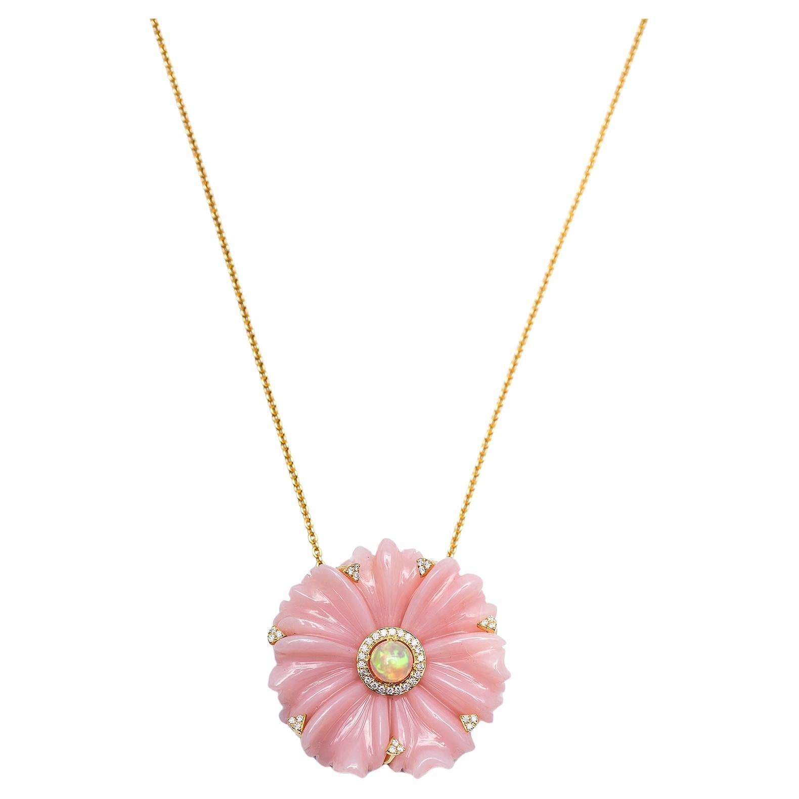 Pendentif en opale rose sculpté à la main avec diamants sur chaîne en or jaune 18K