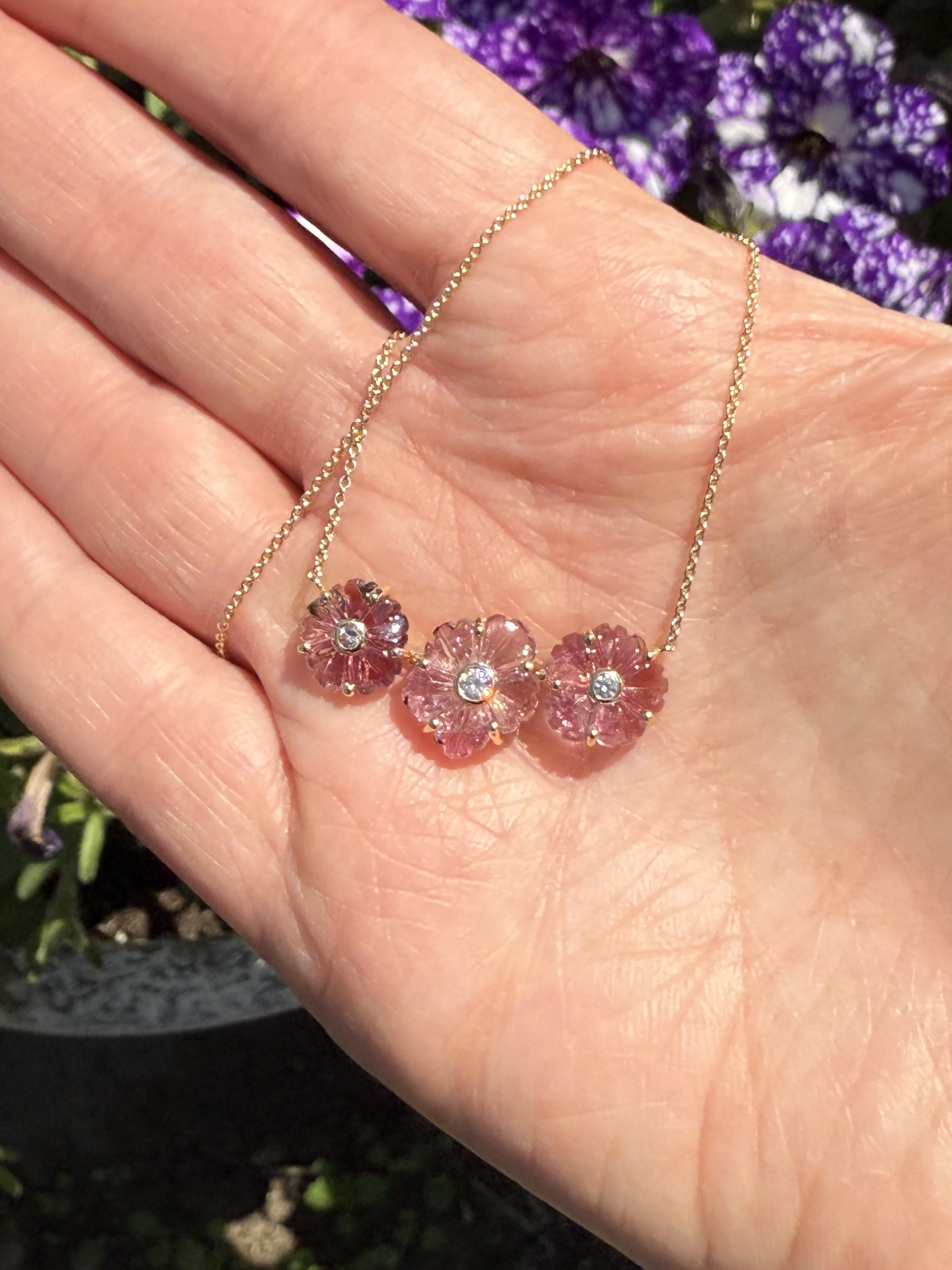 Collier fleur en or jaune 18 carats avec tourmaline rose et diamants sculptés à la main en vente 5