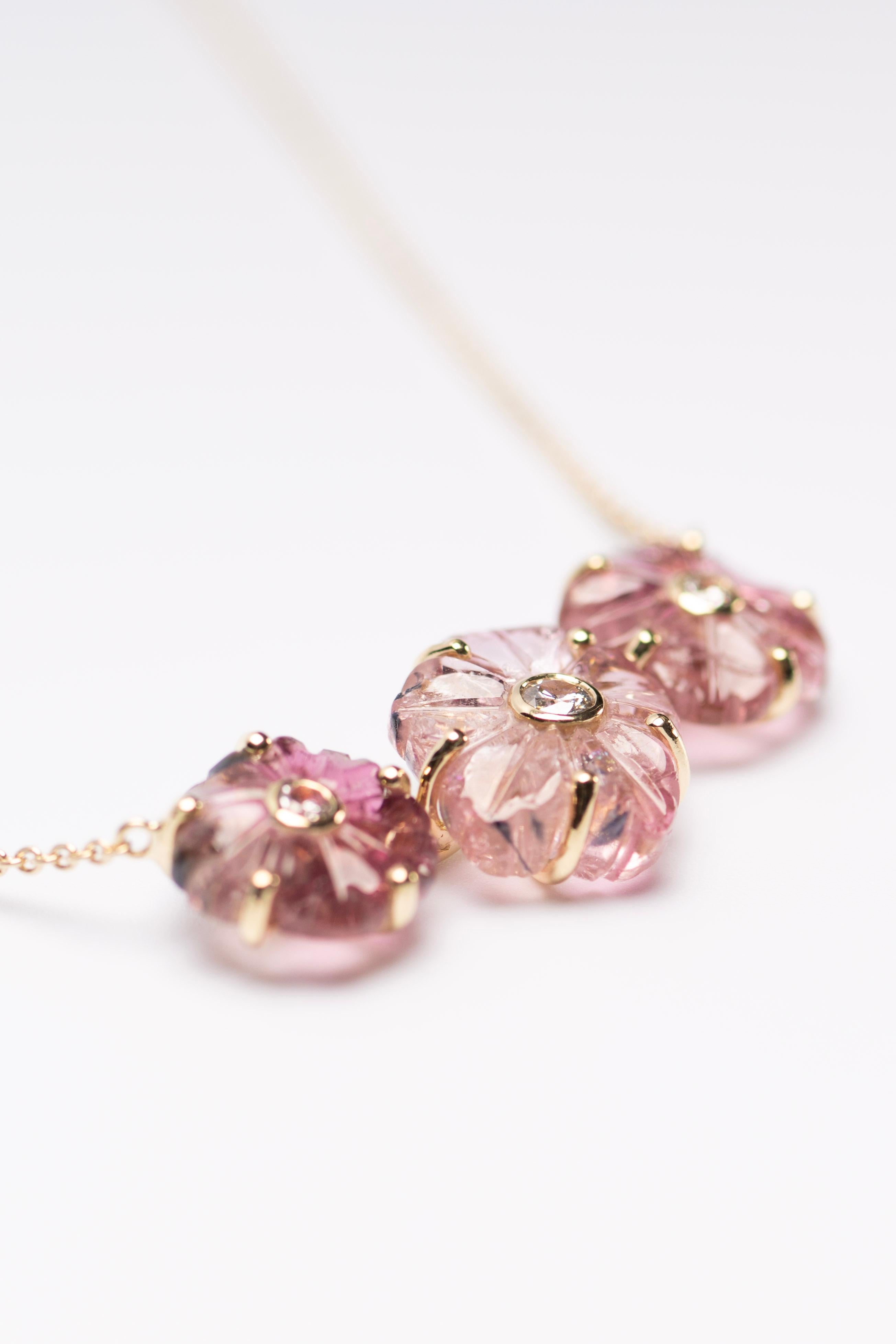 Taille ronde Collier fleur en or jaune 18 carats avec tourmaline rose et diamants sculptés à la main en vente
