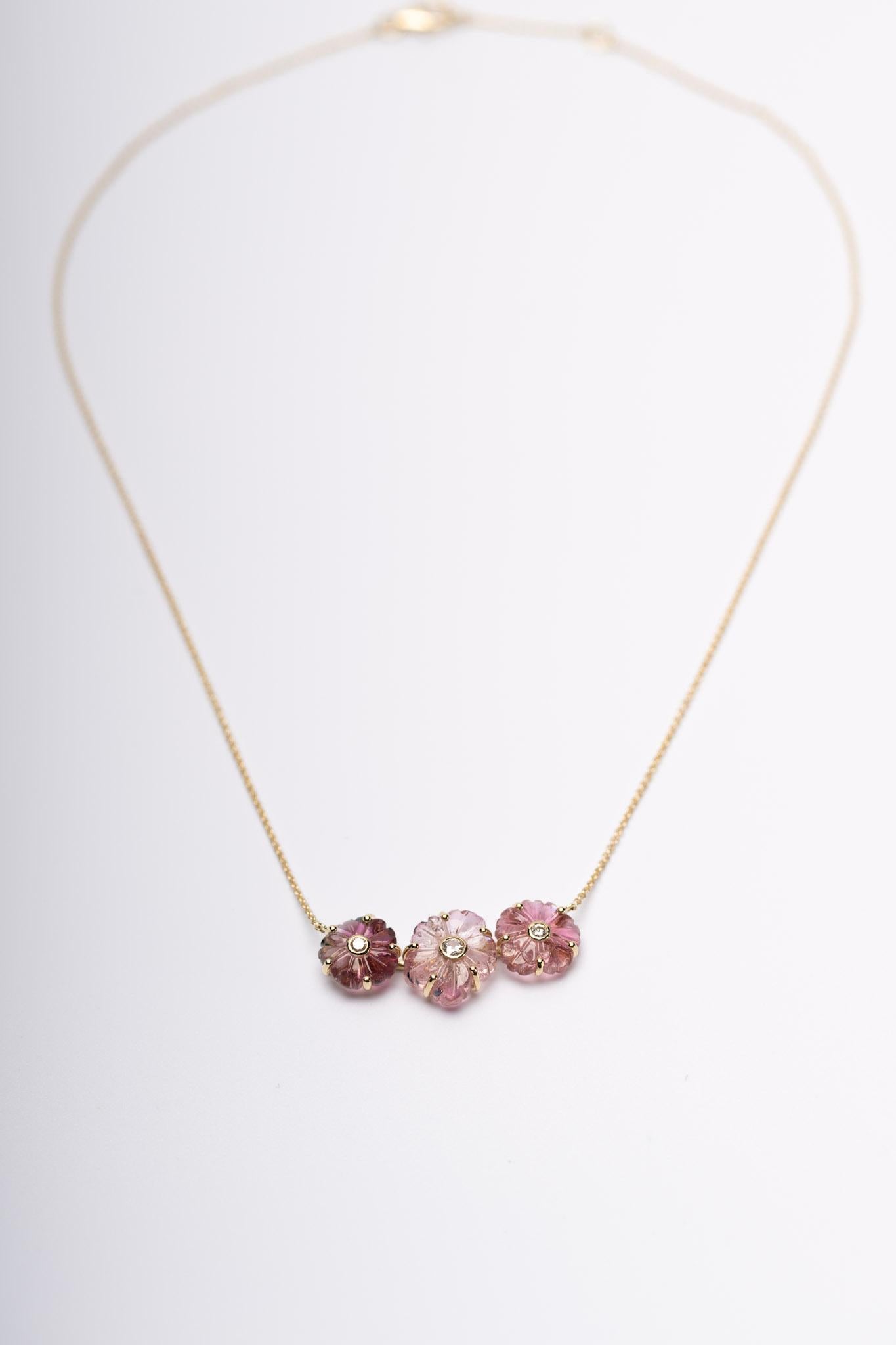 Collier fleur en or jaune 18 carats avec tourmaline rose et diamants sculptés à la main Neuf - En vente à Westport, CT