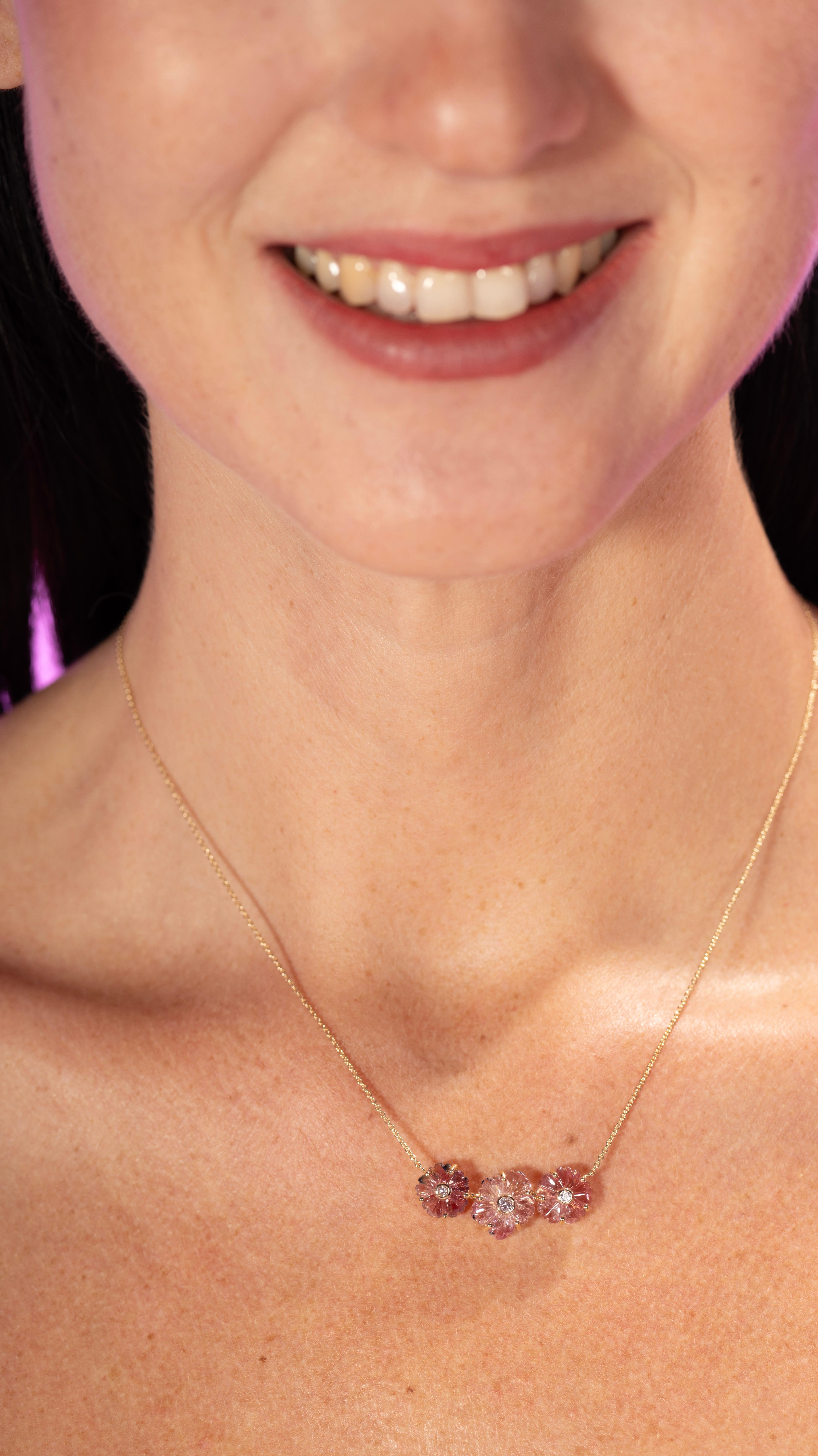 Collier fleur en or jaune 18 carats avec tourmaline rose et diamants sculptés à la main Unisexe en vente