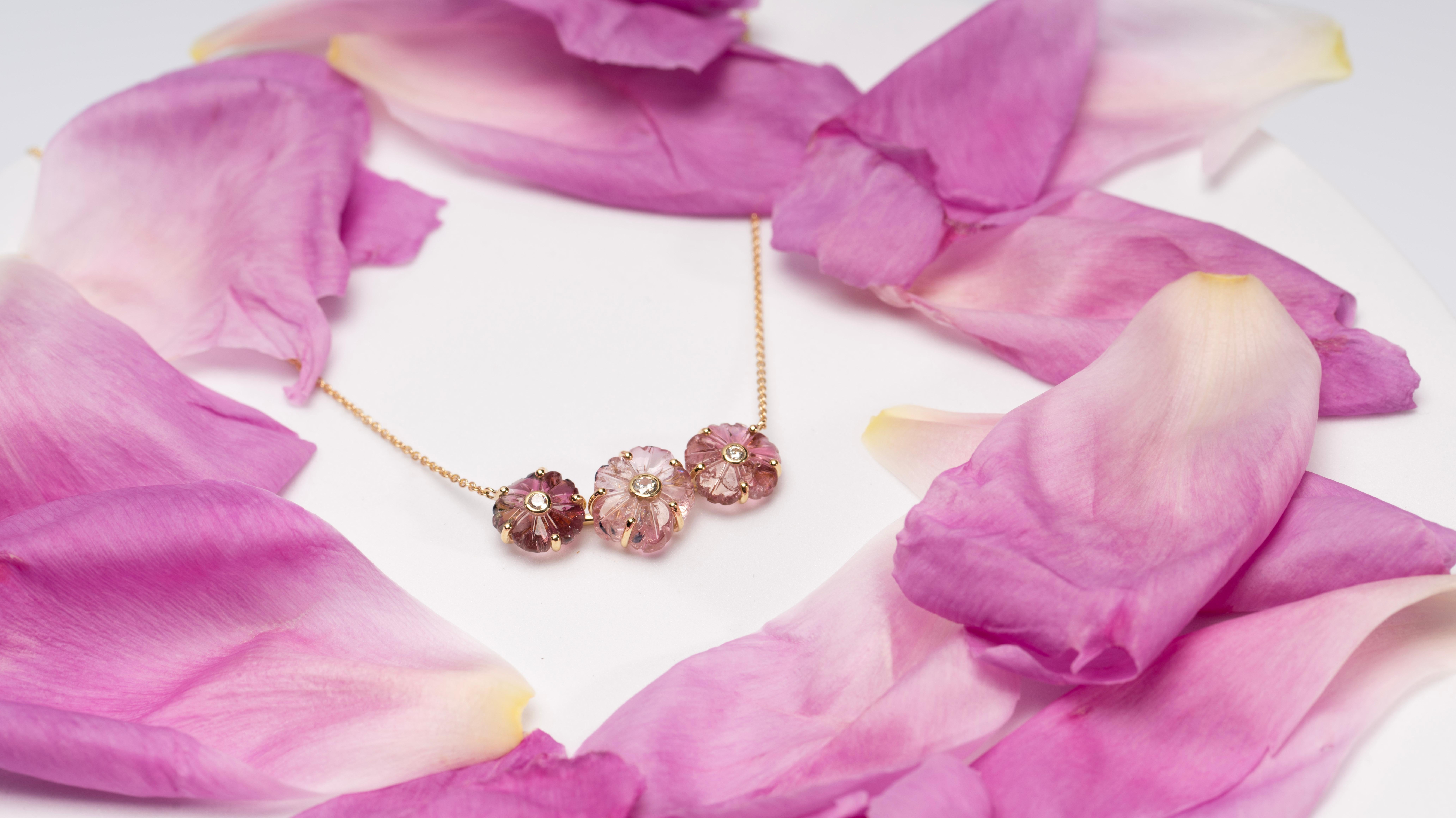 Collier fleur en or jaune 18 carats avec tourmaline rose et diamants sculptés à la main en vente 2